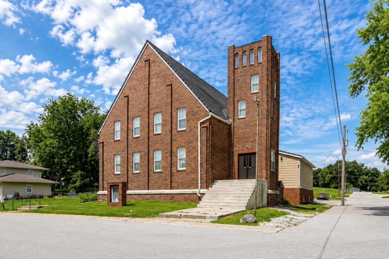 302 S 2nd St, Polk City, IA for Sale