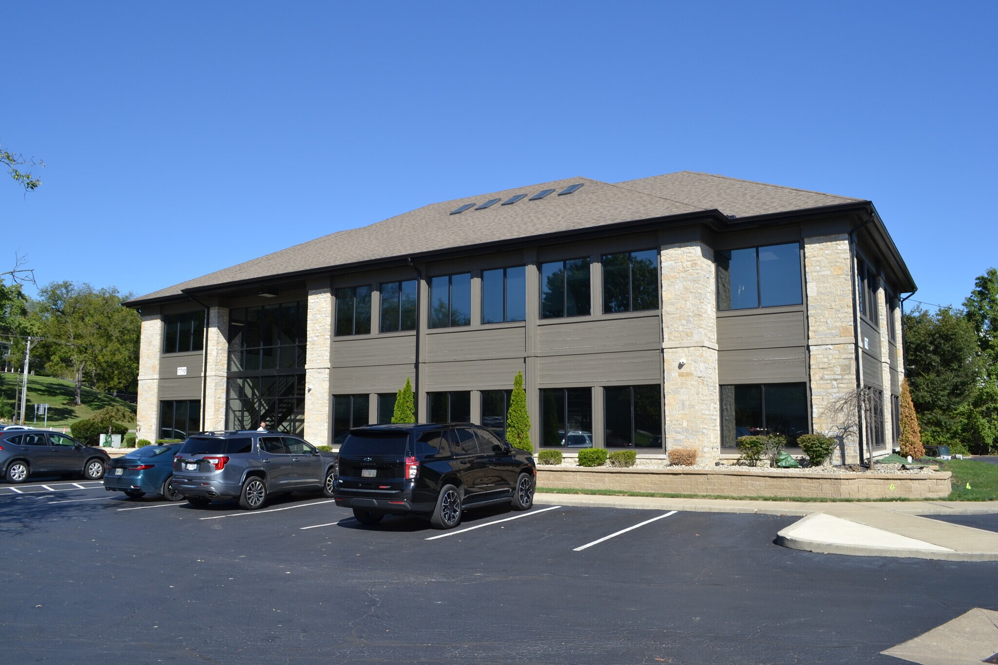 7710 Olentangy River Rd, Columbus, OH for Rent