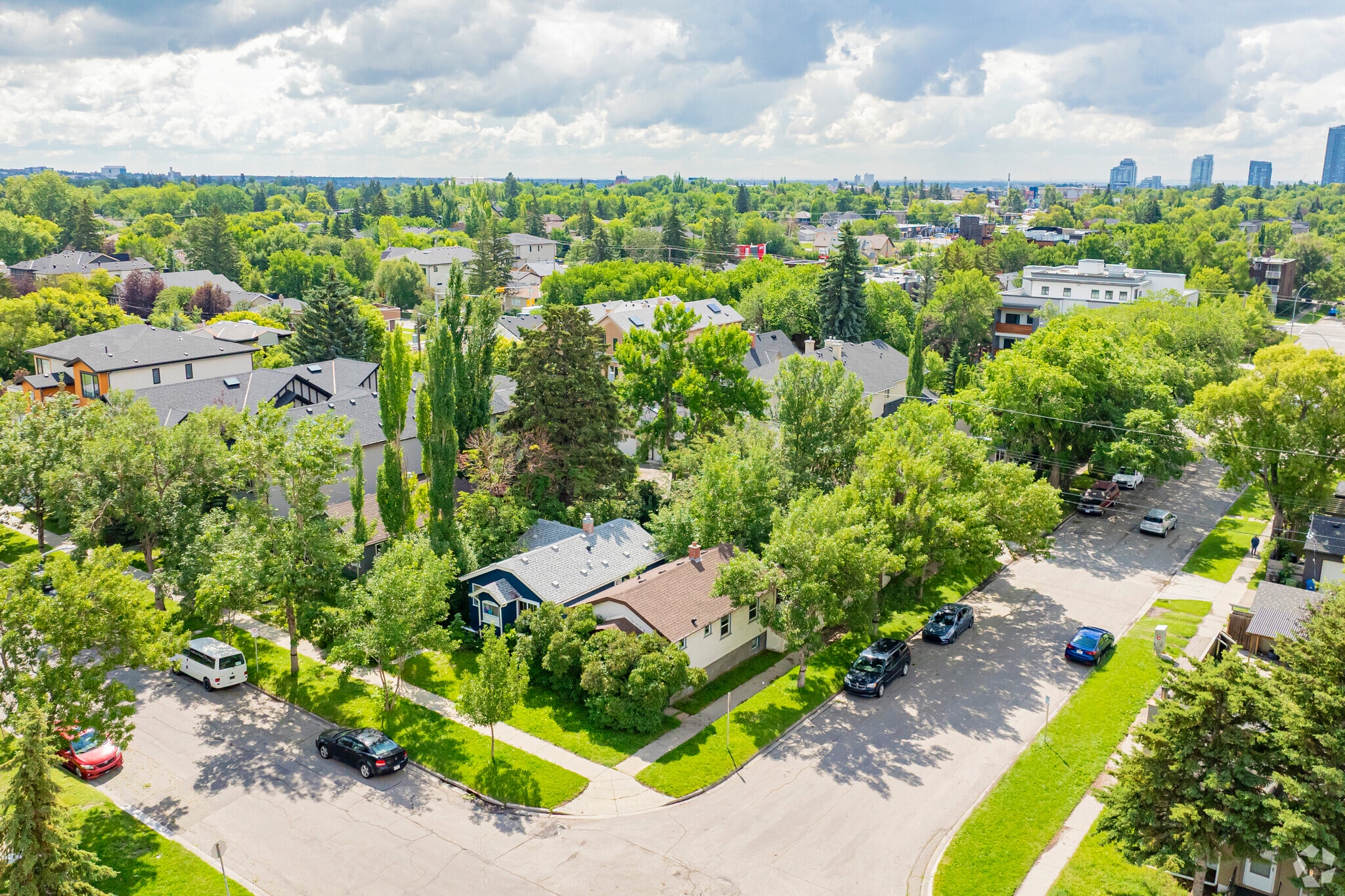 301-307 NE 15 Av NE, Calgary, AB for Sale