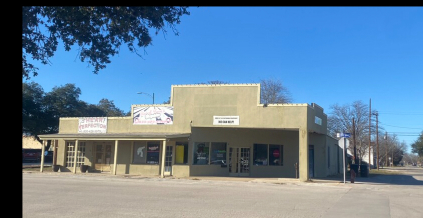 1002 18th St, Hondo, TX for Sale