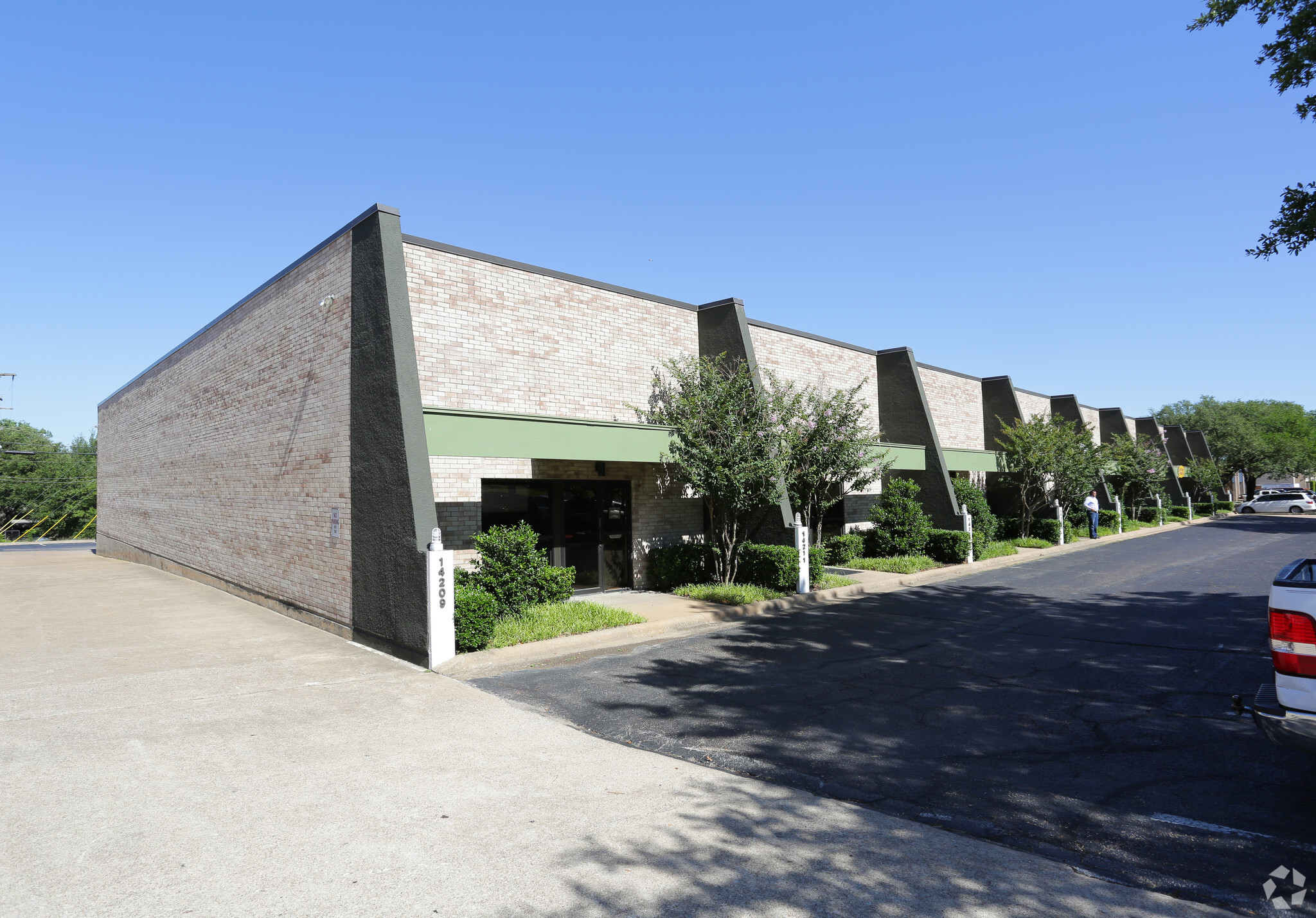 14209-14223 Proton Rd, Farmers Branch, TX for Rent