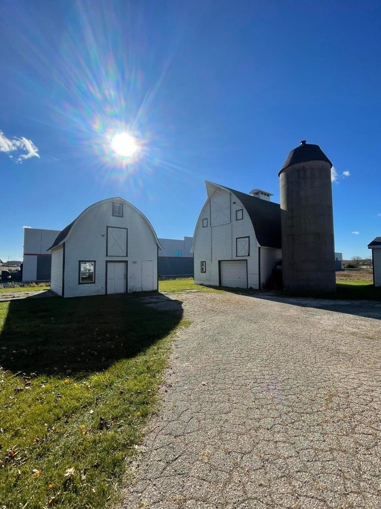 N15W24887 Bluemound Rd, Pewaukee, WI for Rent