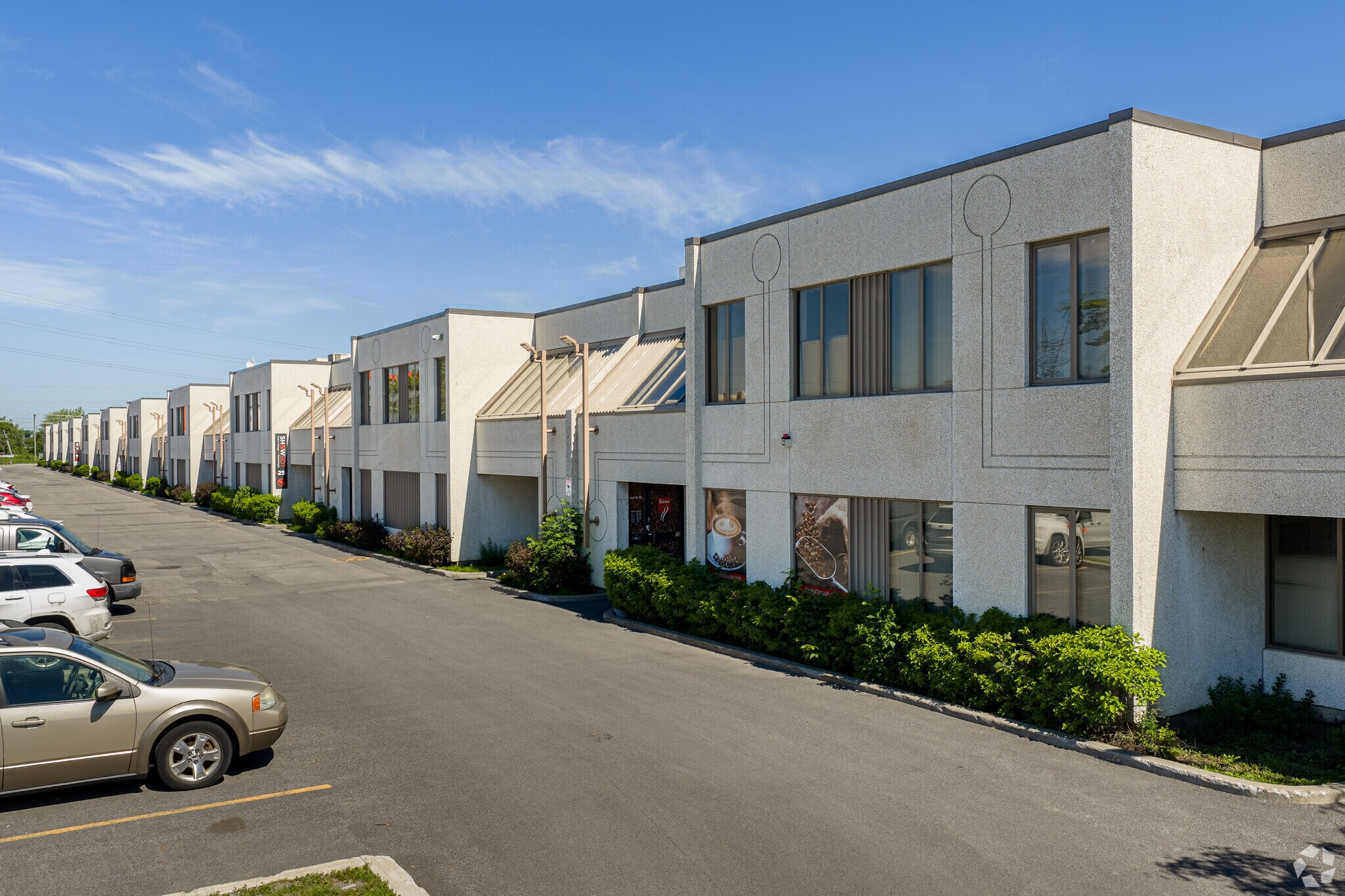 4555 Boul Des Grandes-Prairies, Saint-leonard, QC for Rent