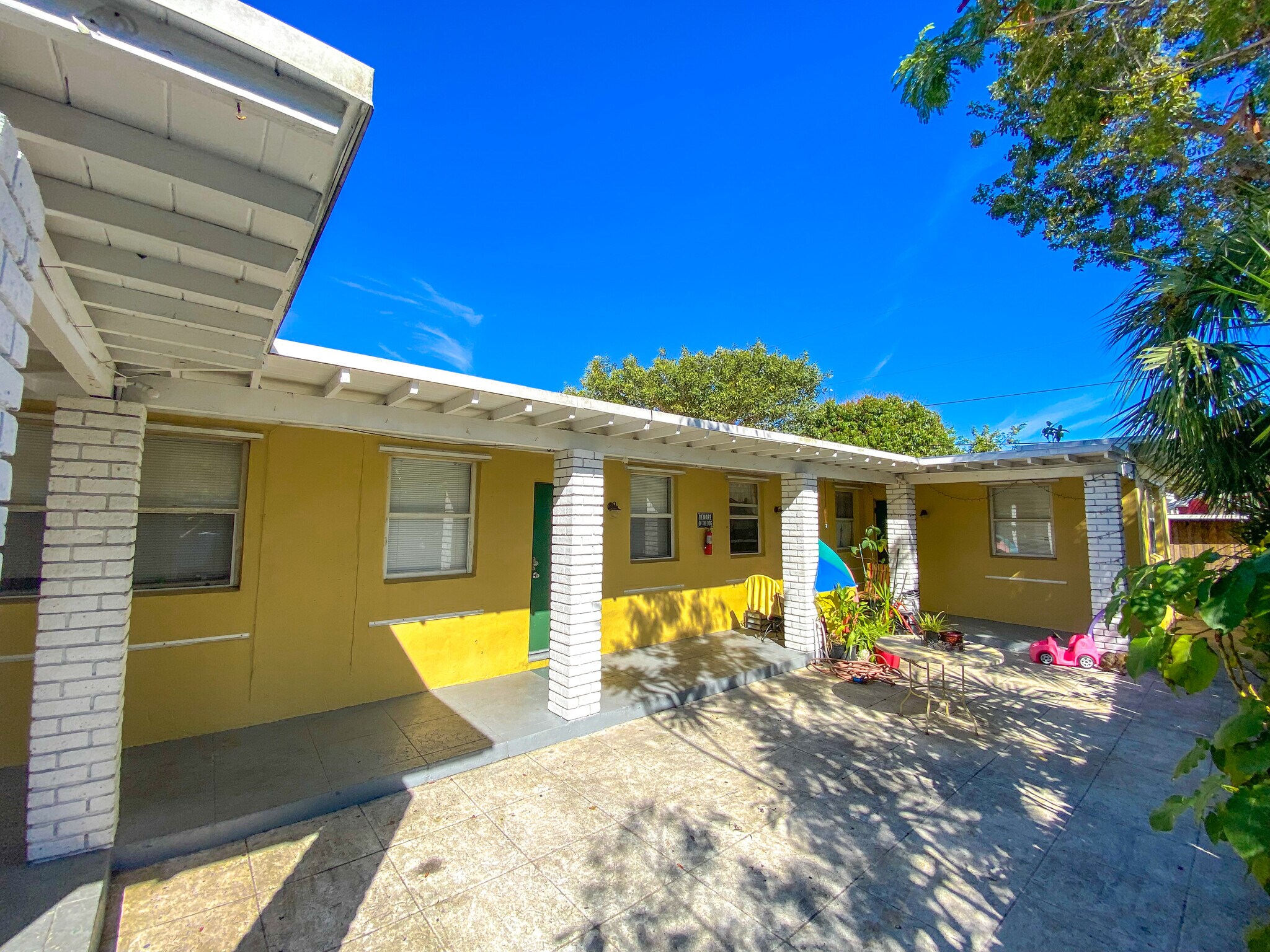 527 48th St, West Palm Beach, FL for Sale