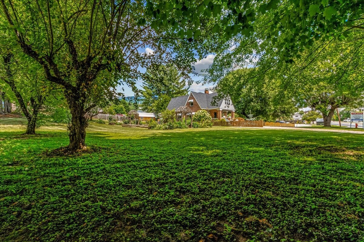 506 W Main St, Burnsville, NC for Sale