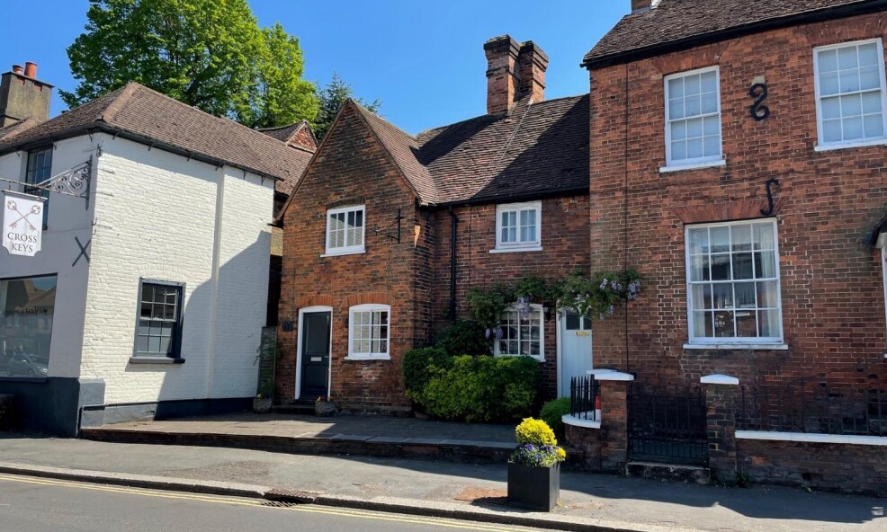16 Wycombe End, Beaconsfield, BKM for Rent