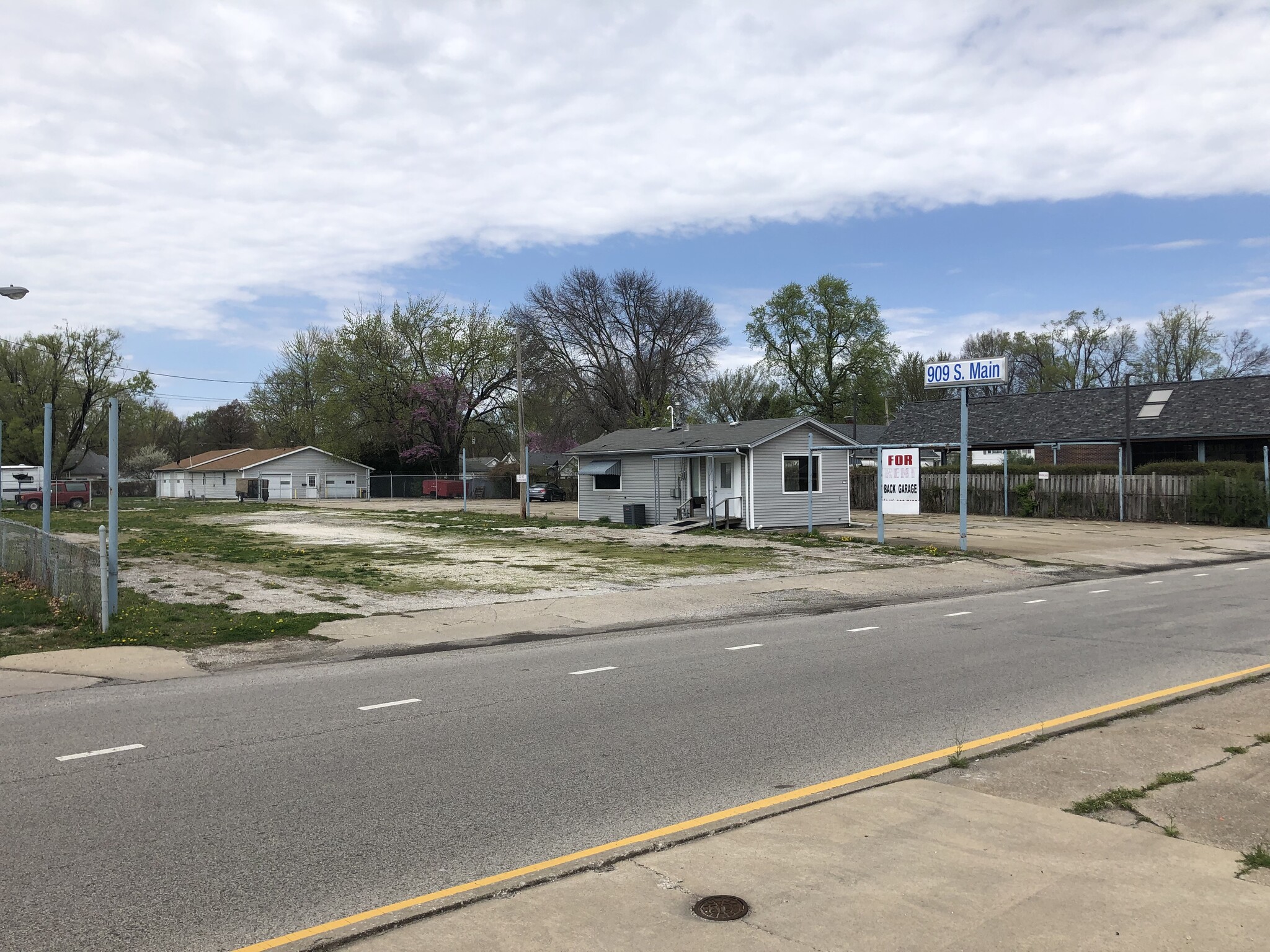 907 S Main St, Jacksonville, IL for Sale