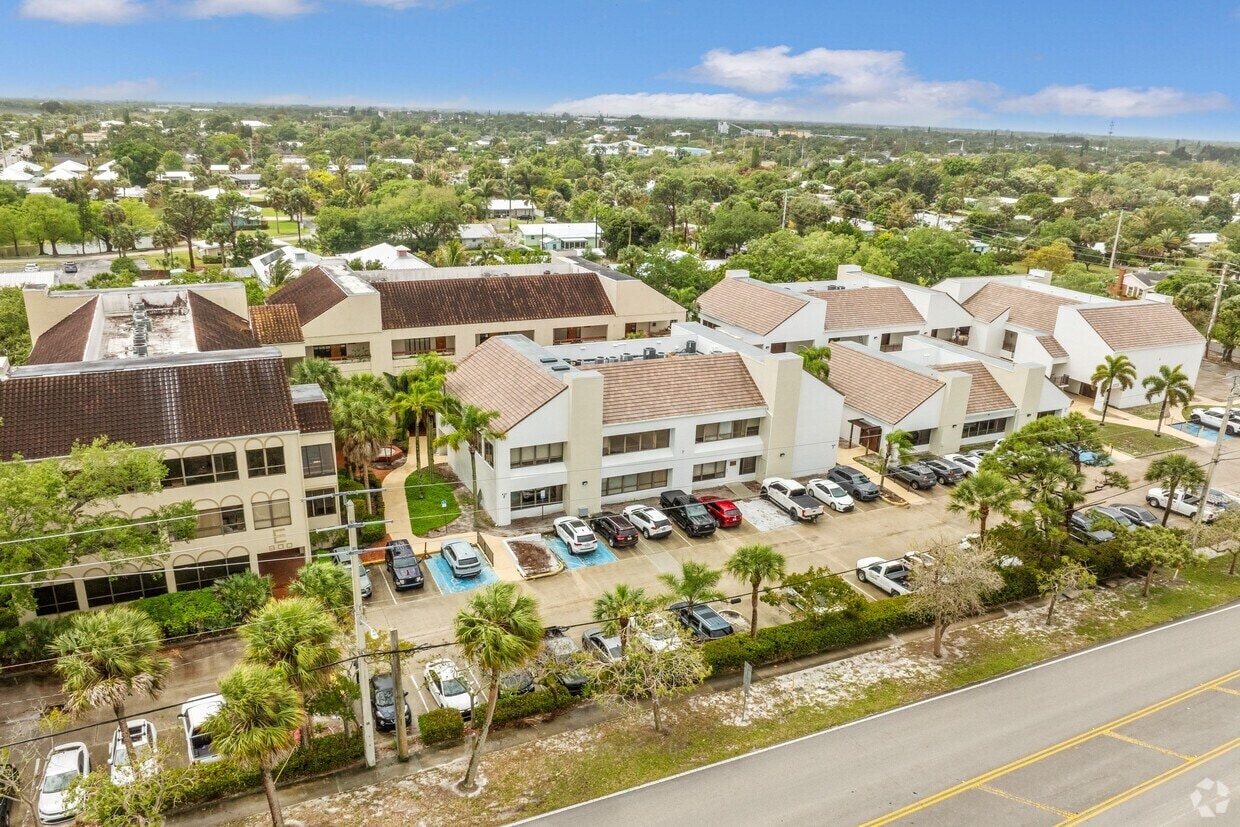 900 SE Ocean Blvd, Stuart, FL for Sale