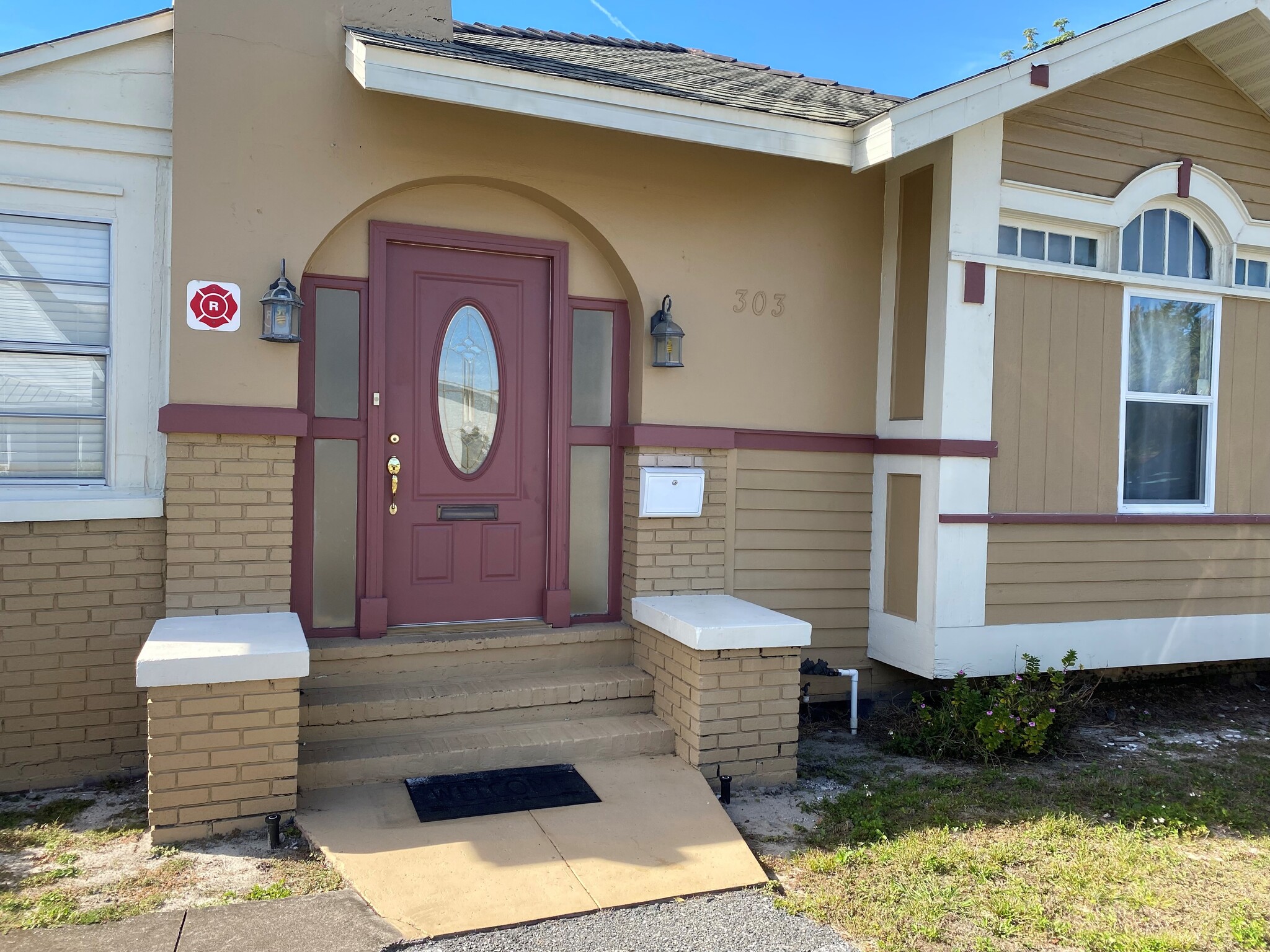 303 N Saint Clair Abrams Ave, Tavares, FL for Rent