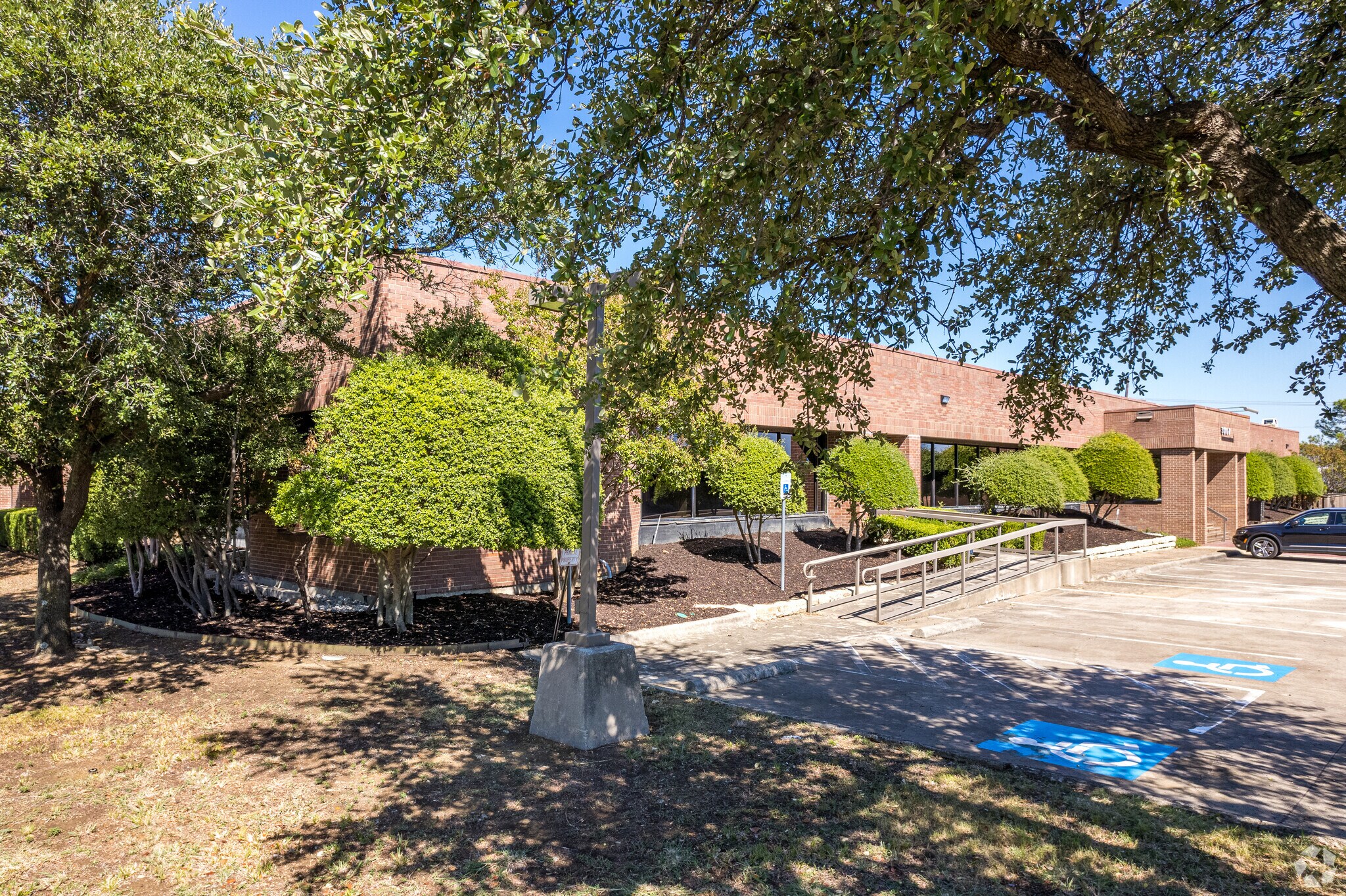 3007 N Skyway Cir, Irving, TX for Rent