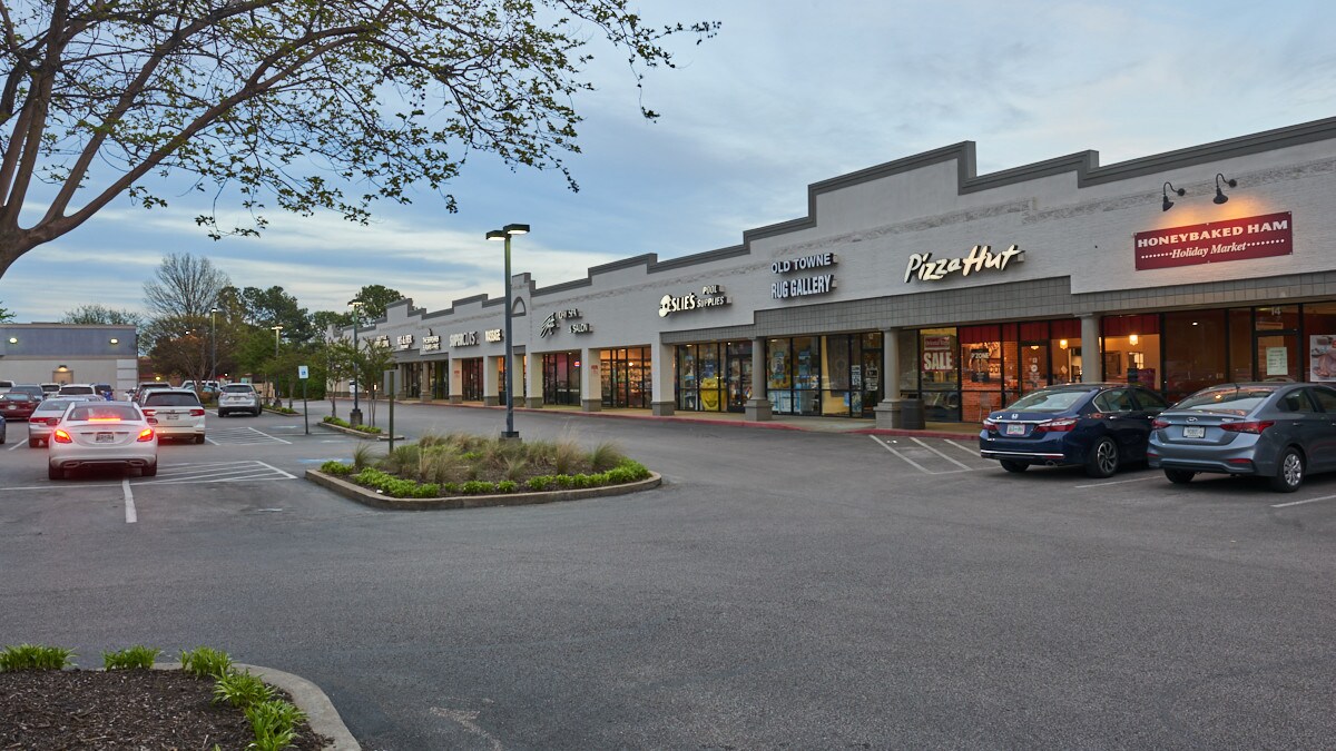 875 Poplar Ave Memphis, TN 38105 Shopping Center Property for Lease on