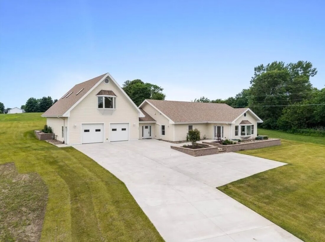 1805 S 8th Ave E, Newton, IA for Sale