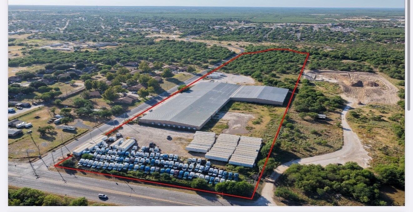 1301 East Ave, Carrizo Springs, TX for Rent