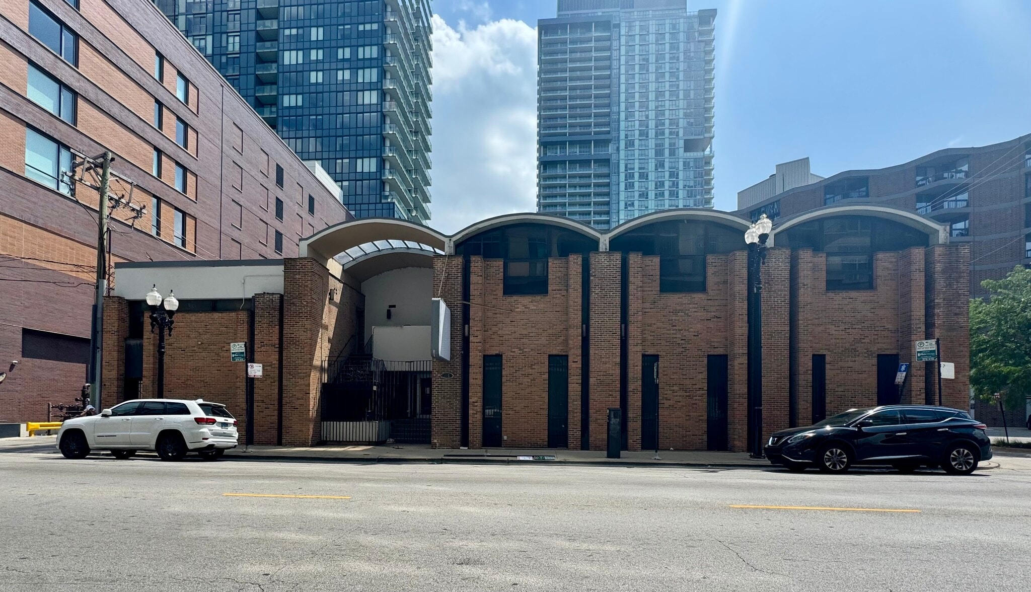 225 W Division St, Chicago, IL for Sale