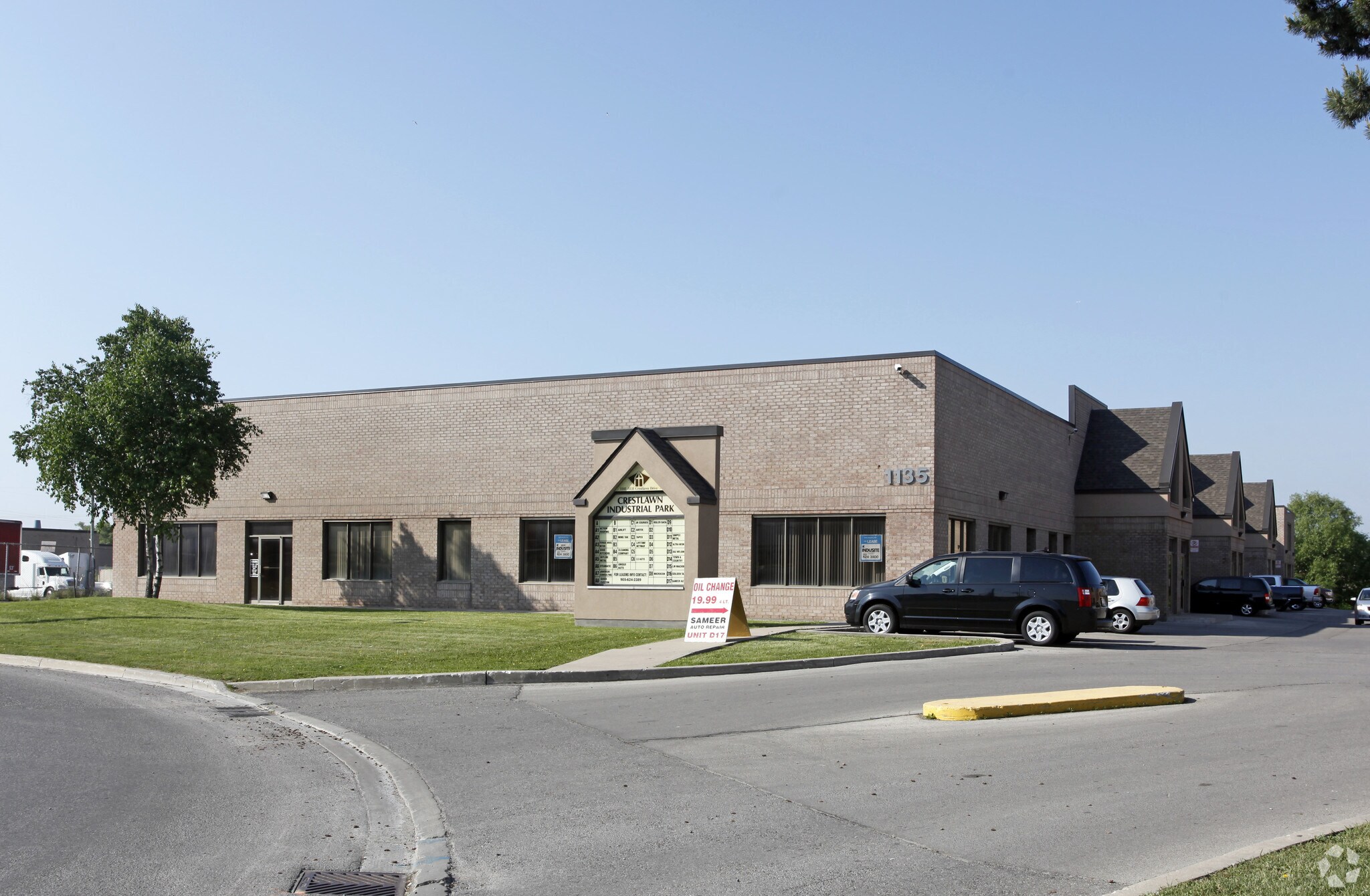 1135 Crestlawn Dr, Mississauga, ON for Rent