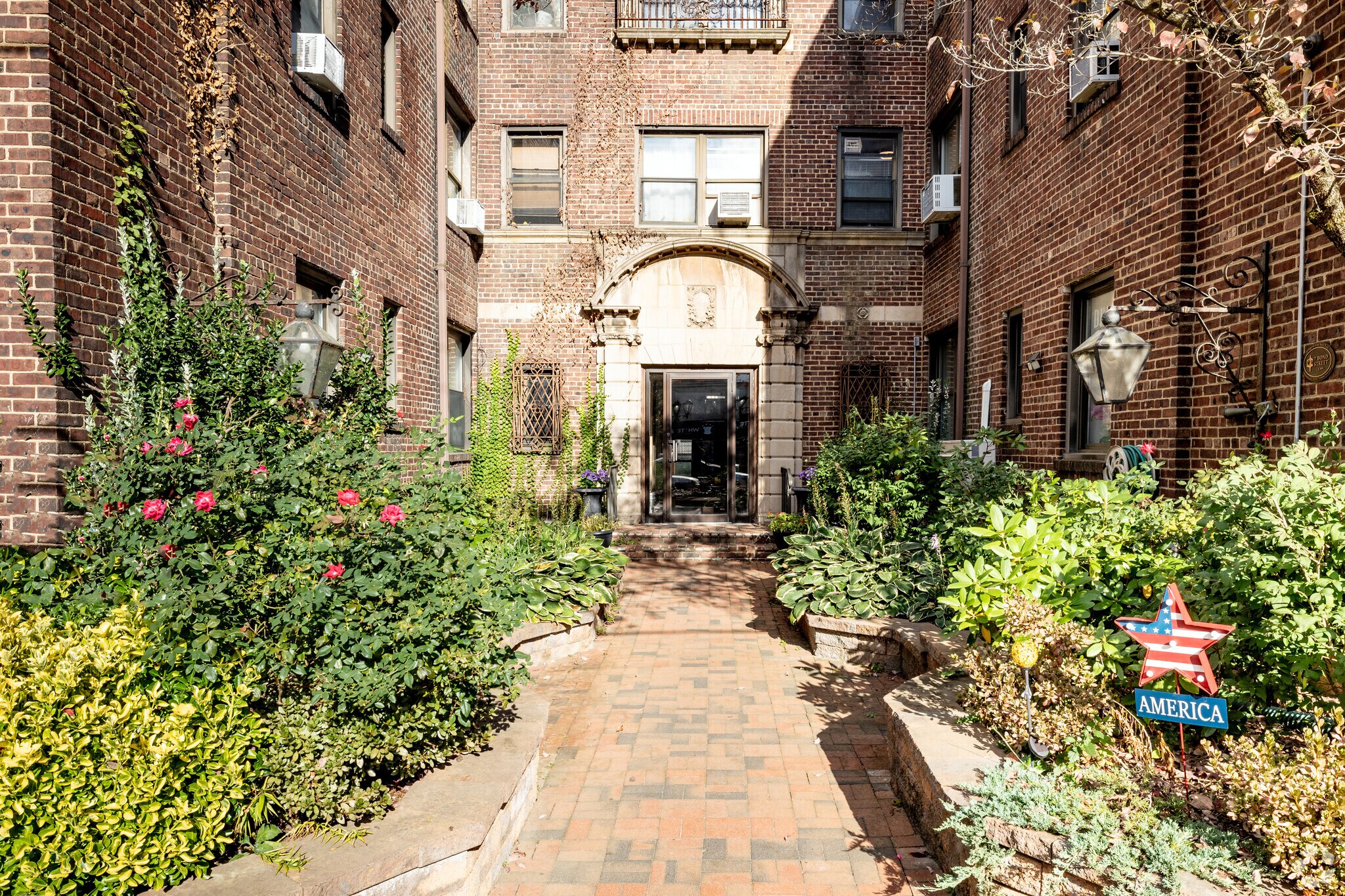 7 Bond St, Great Neck, NY for Rent