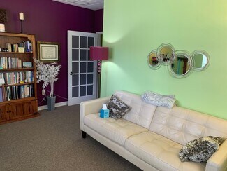 Palm Beach Gardens, FL Coworking Space - 100 Village Square Xing