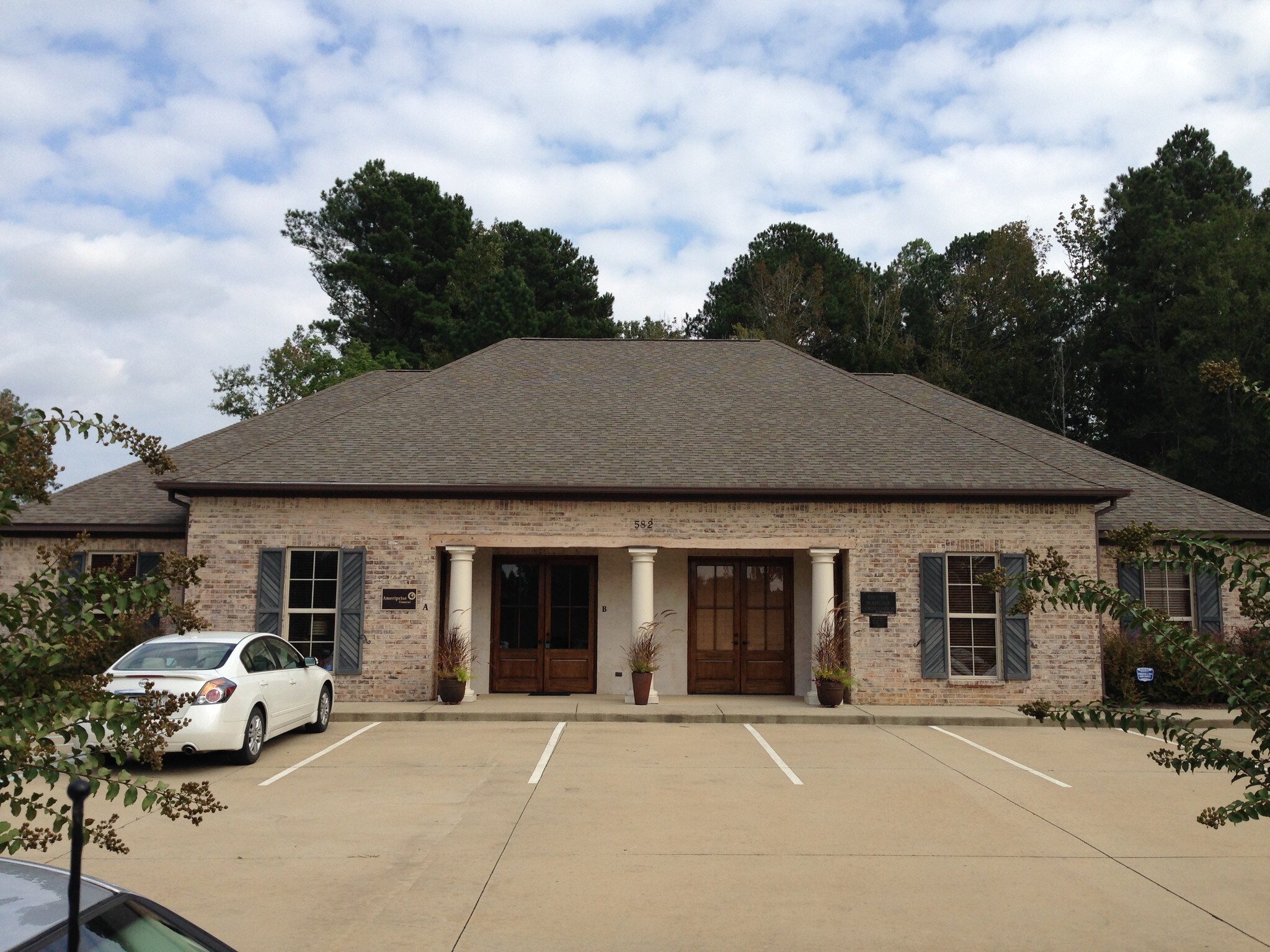 582 Lakeland East Dr, Flowood, MS for Rent