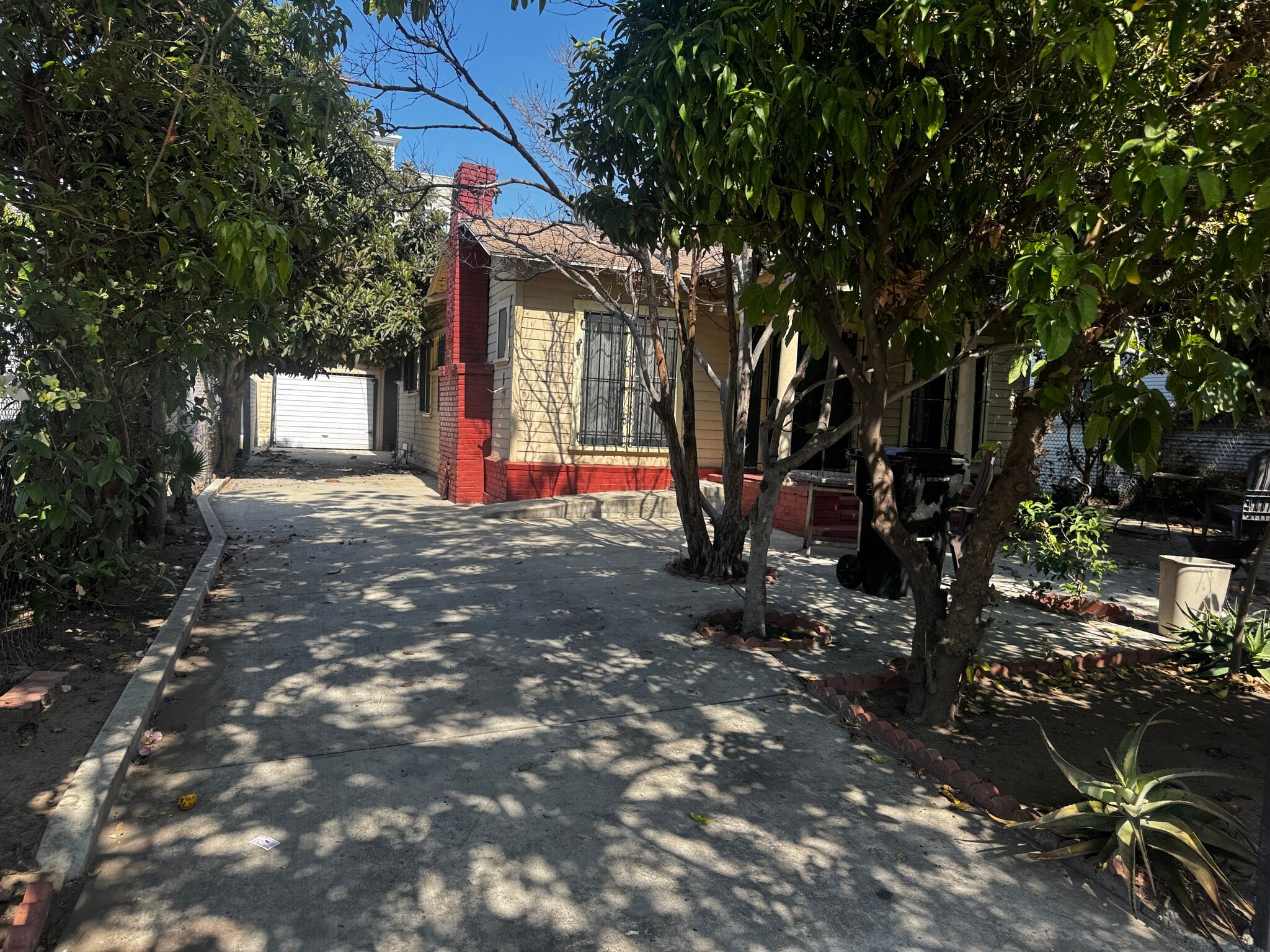 1183 W 37th Dr, Los Angeles, CA for Sale