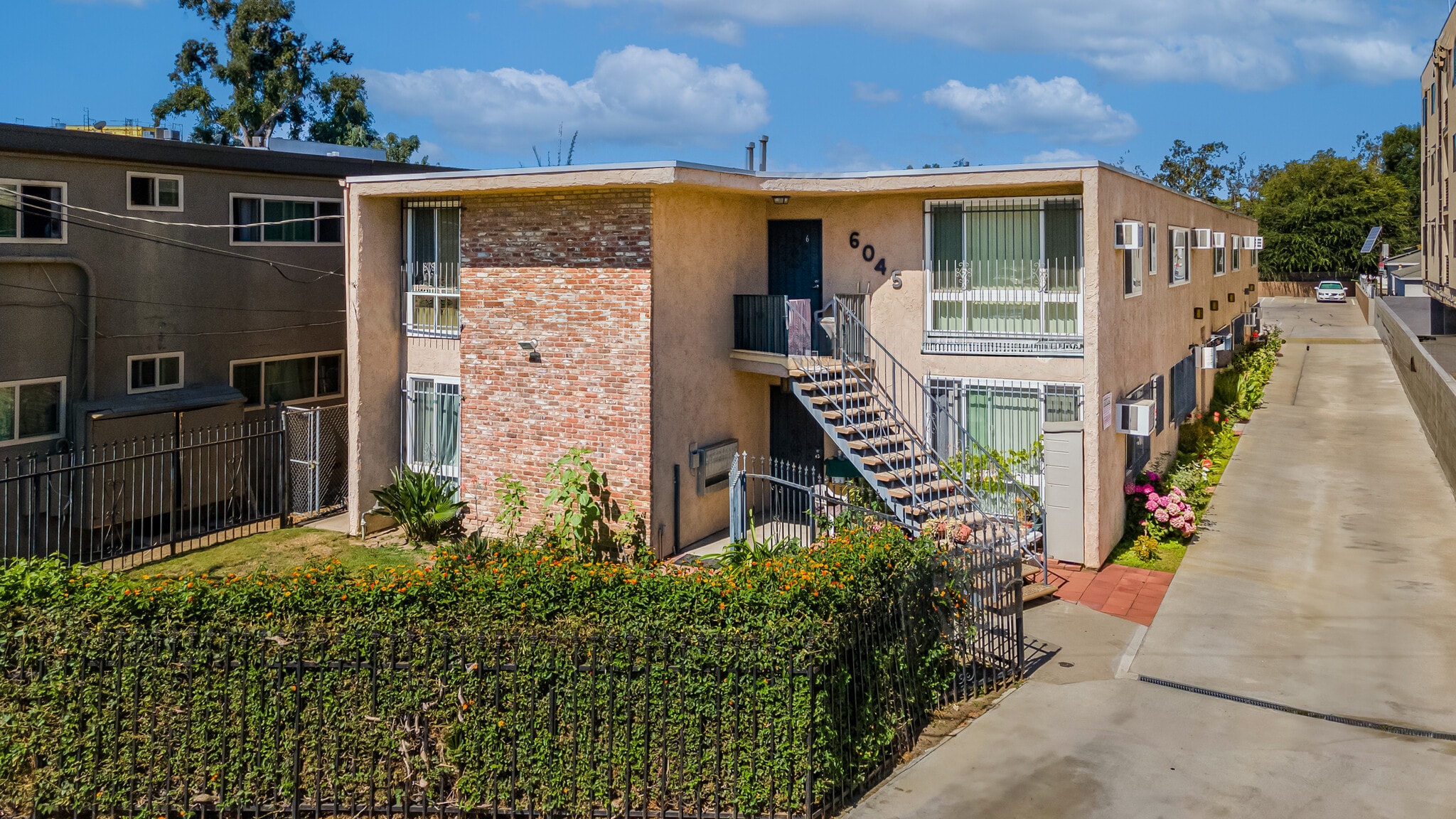 6045 Hazelhurst Pl, North Hollywood, CA for Sale