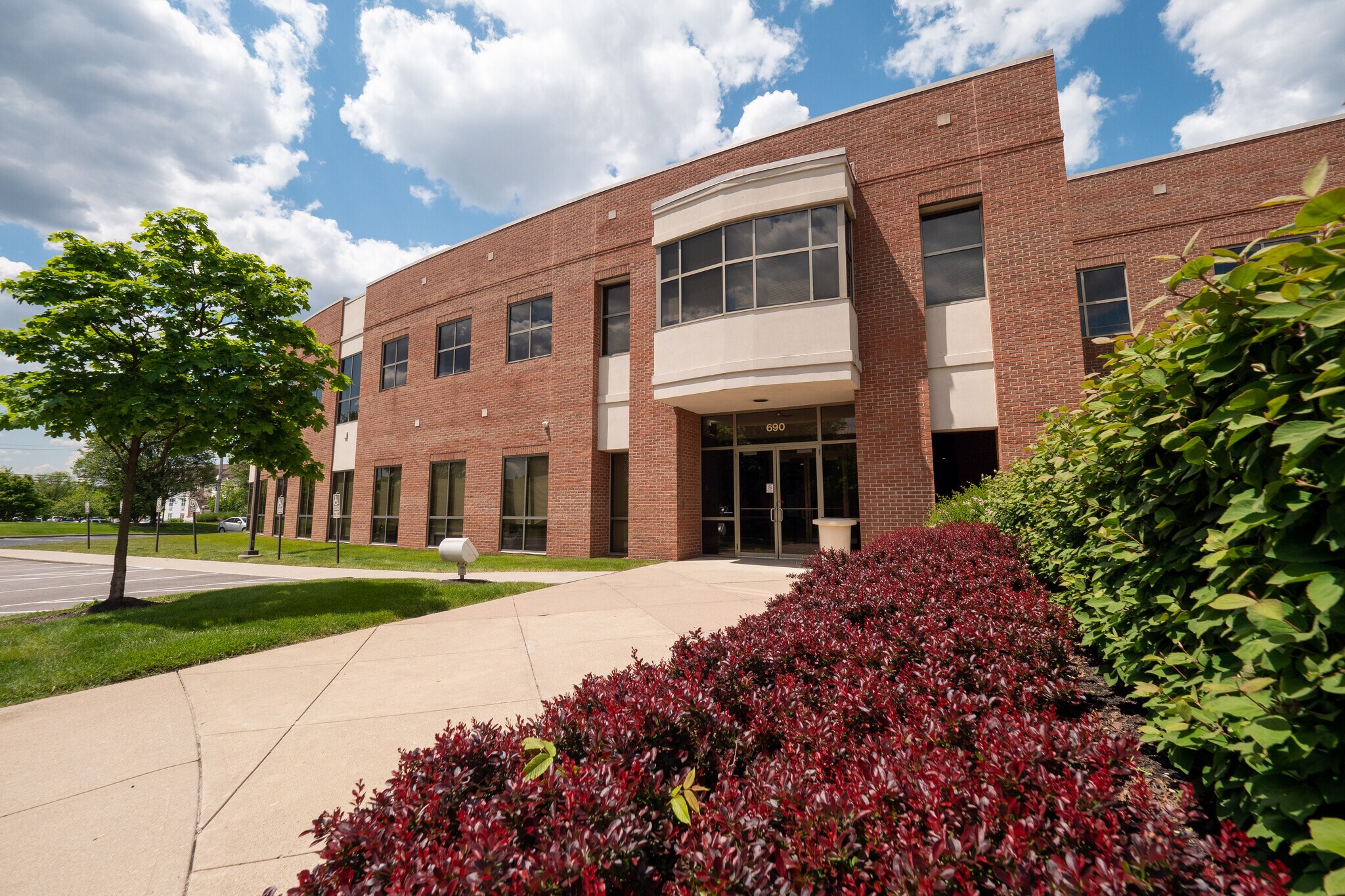 690 Taylor Rd, Gahanna, OH for Rent