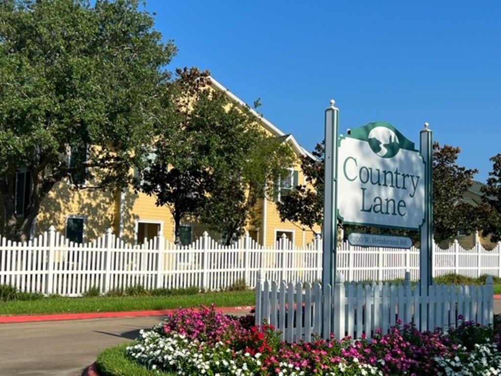 300 W Henderson Rd, Angleton, TX for Sale