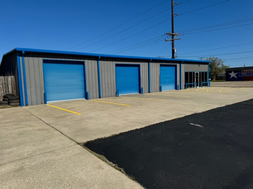 4010 Main Ave, Groves, TX for Rent