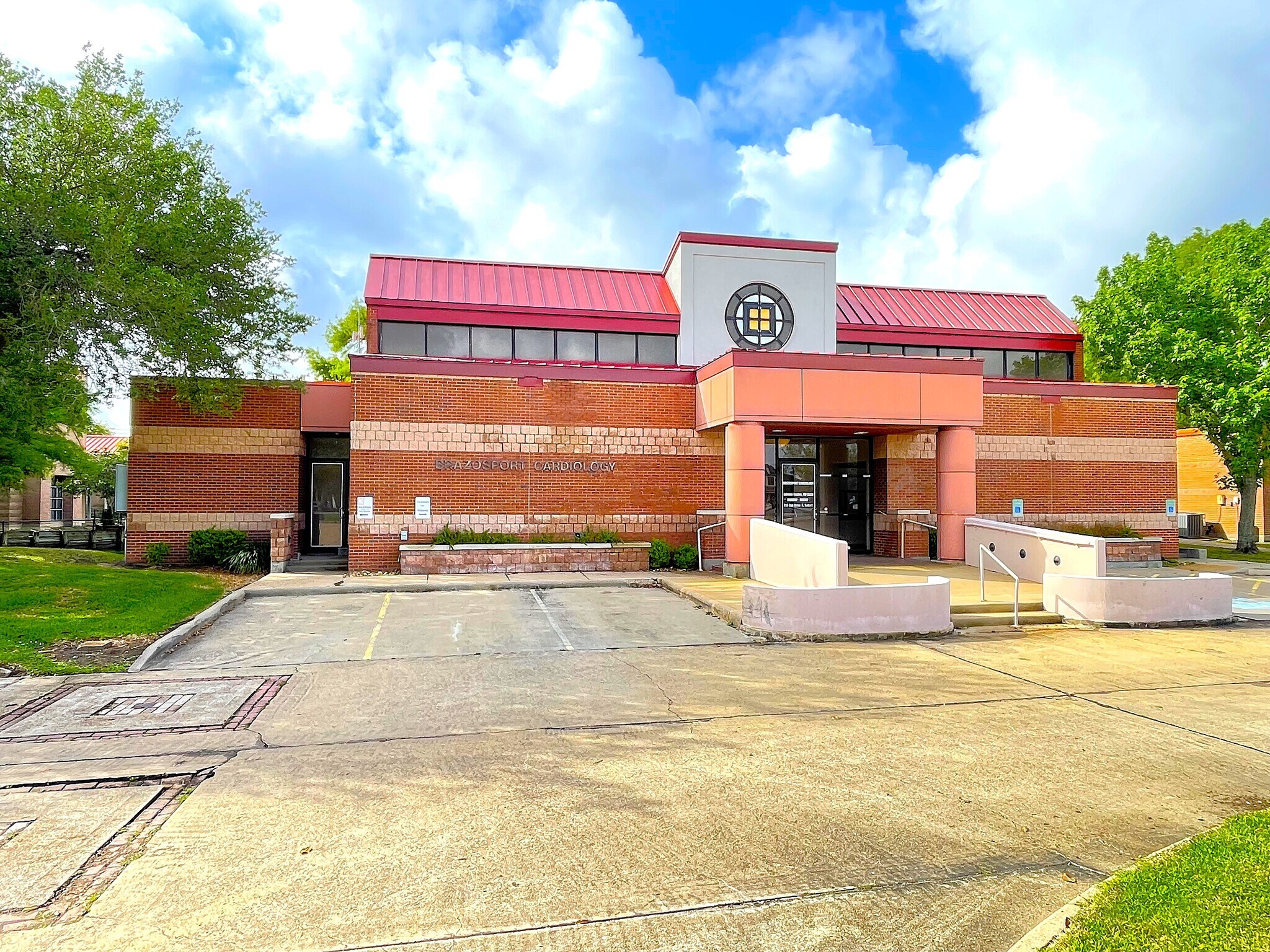 215 Oak Dr S, Lake Jackson, TX for Rent