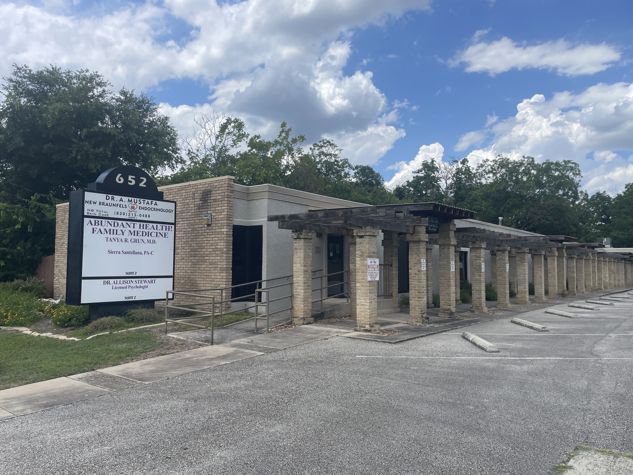 652 N Houston Ave, New Braunfels, TX for Rent