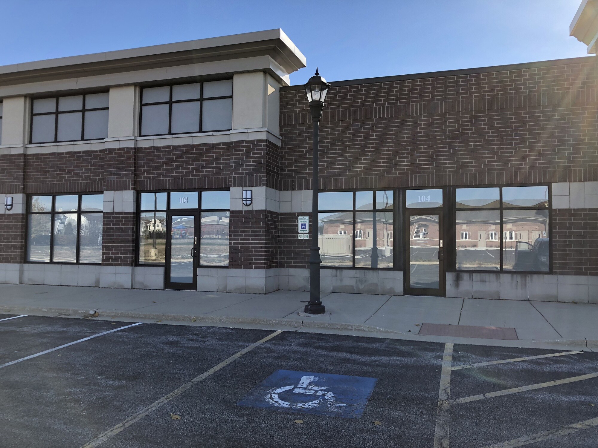 1960 Springbrook Square Dr Naperville, IL 60564 Office Property for