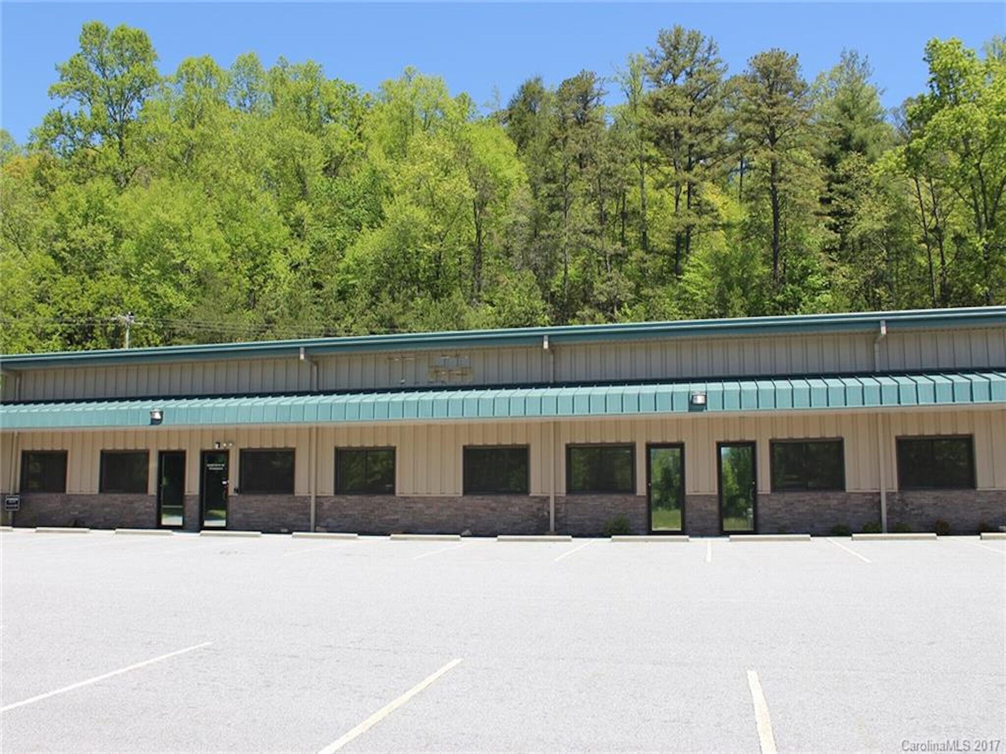 132 Commerce St Brevard, NC 28712 Flex Property for Lease on