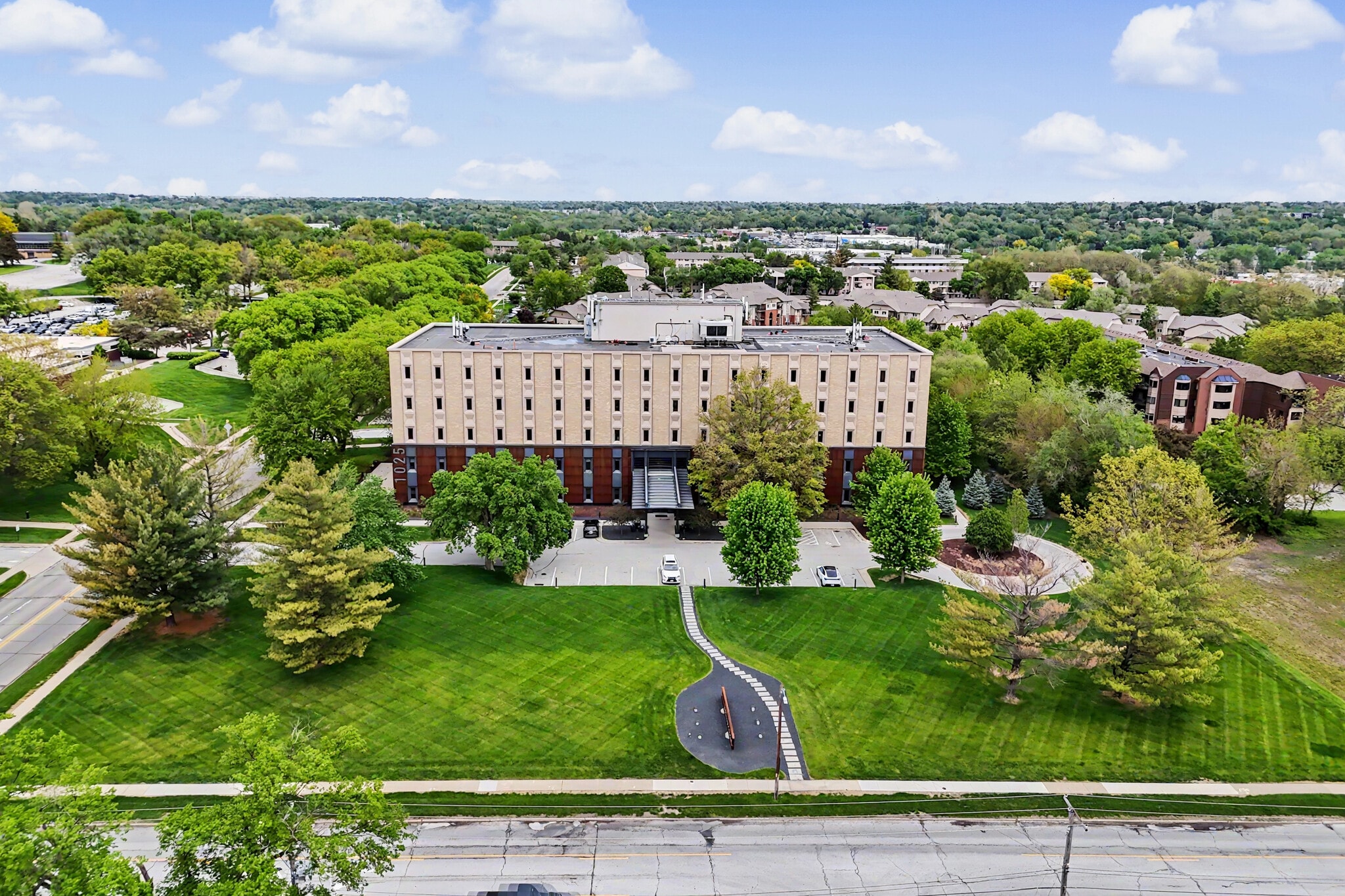 1025 Ashworth Rd, West Des Moines, IA for Sale