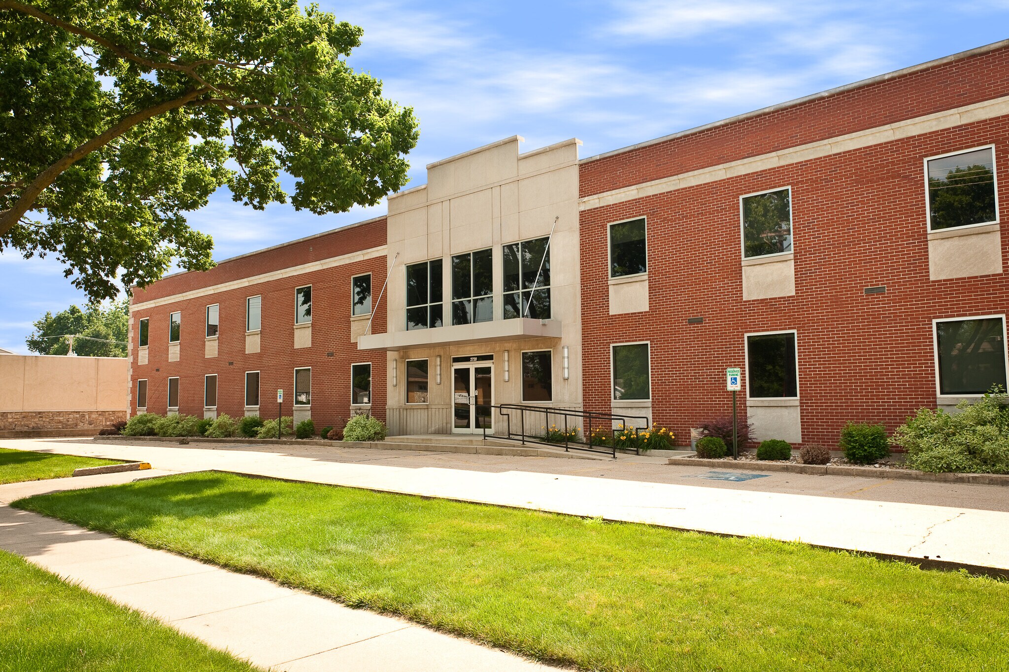 2720 1st Ave NE, Cedar Rapids, IA for Rent