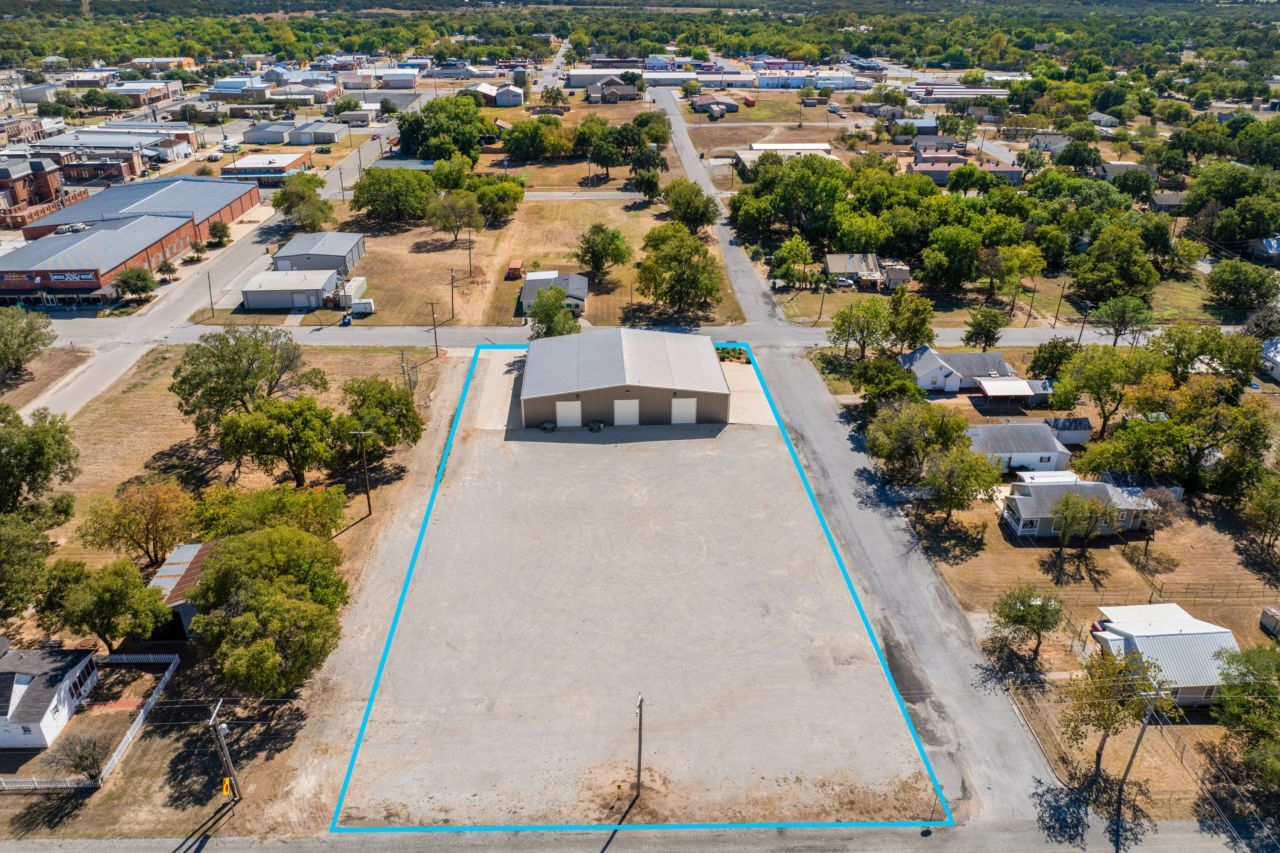 210 W Walnut St, Nocona, TX for Sale