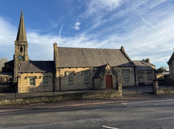 690 Bradford Rd, Birkenshaw, WYK for Sale