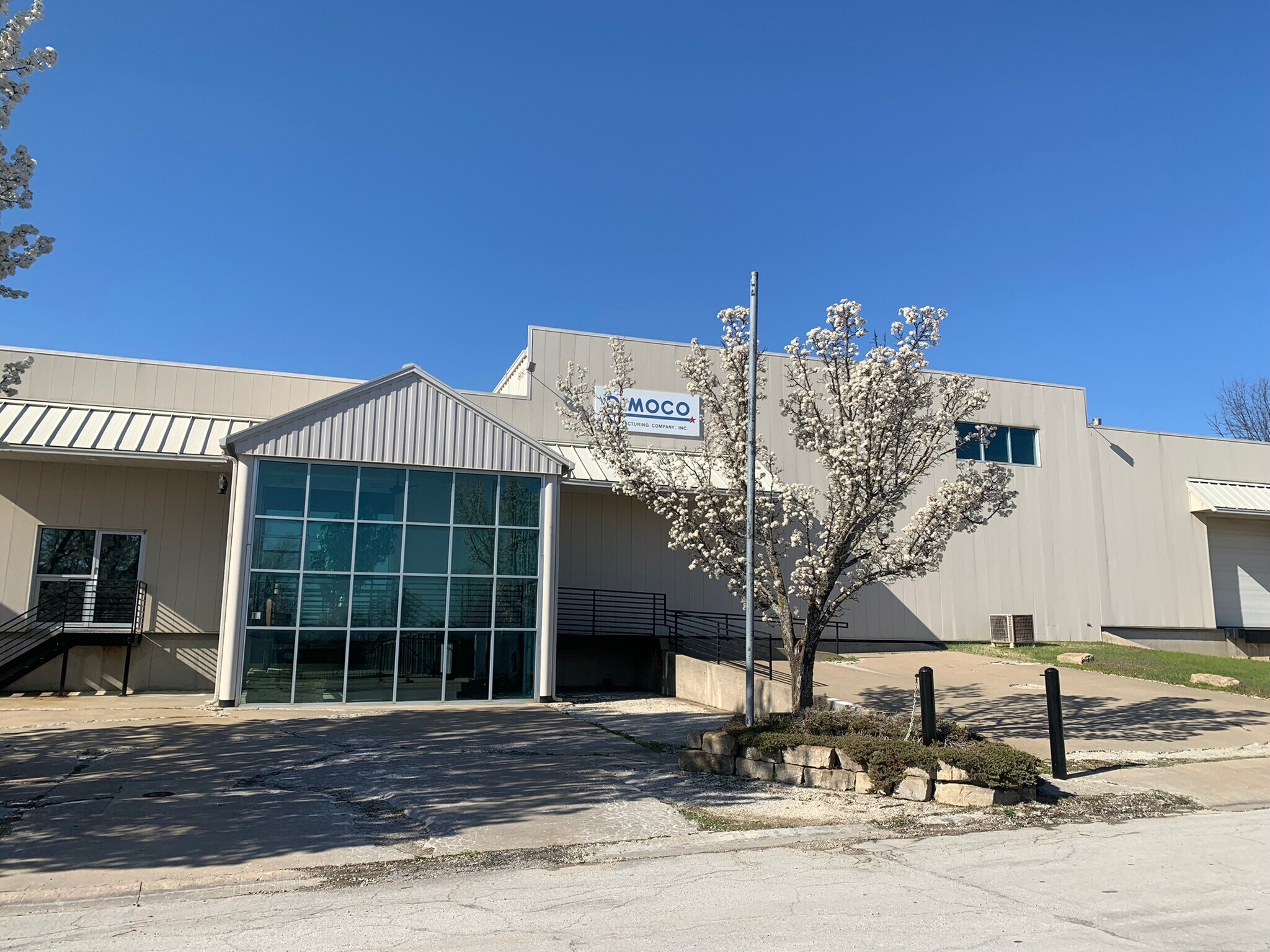 10 SW Industrial Dr Lees Summit, MO 64081 Industrial Property for