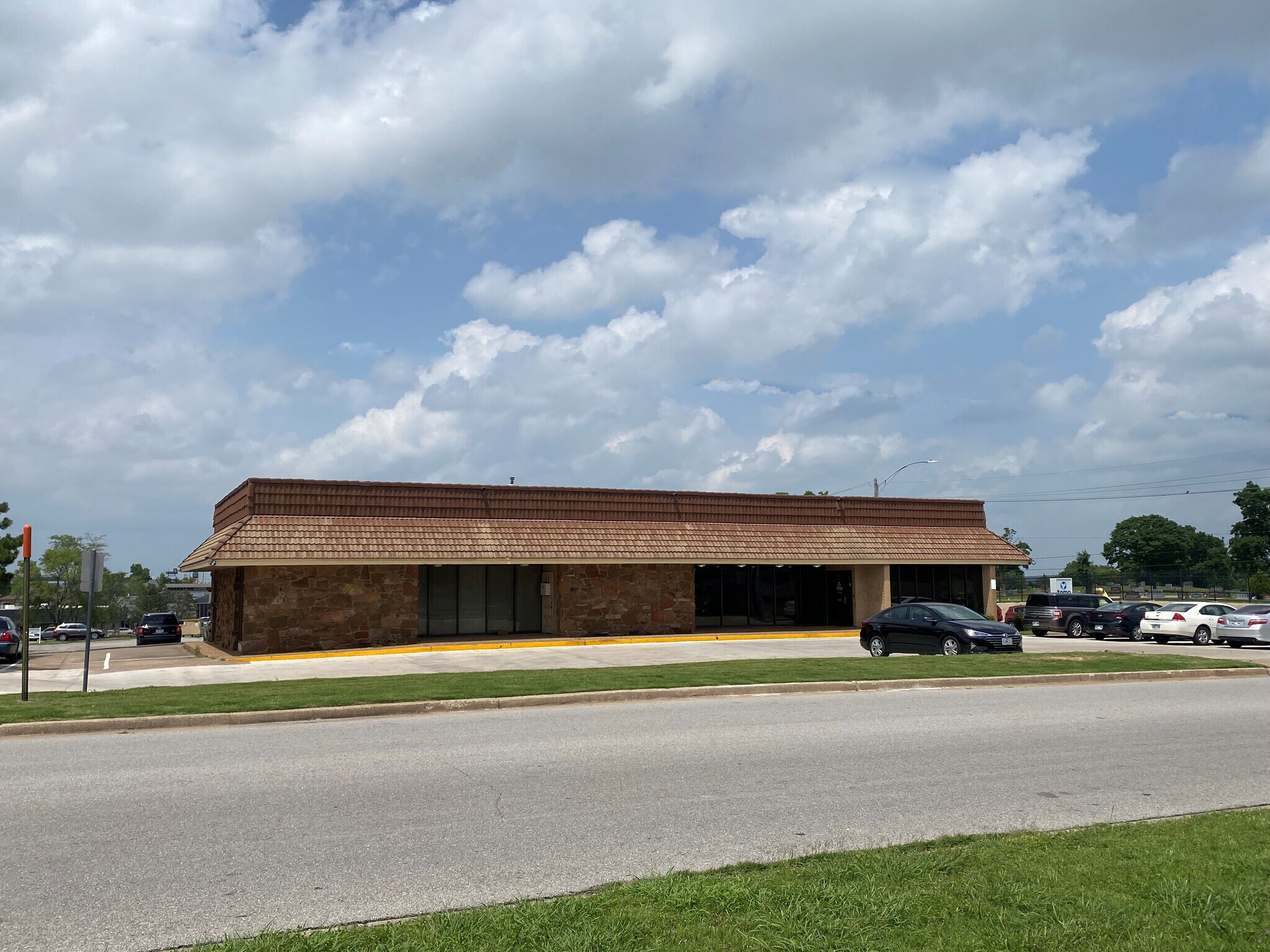 5640 S Memorial Dr, Tulsa, OK for Rent