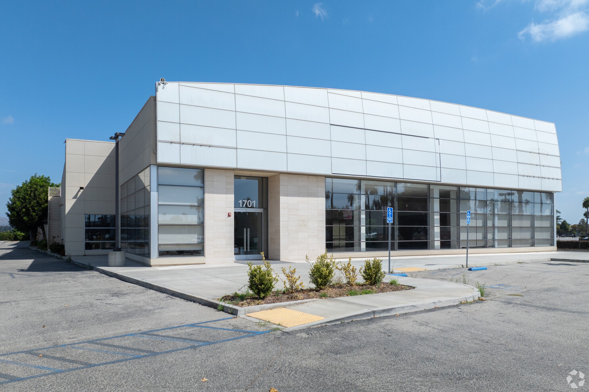 1701 Auto Center Dr, Oxnard, CA for Sale