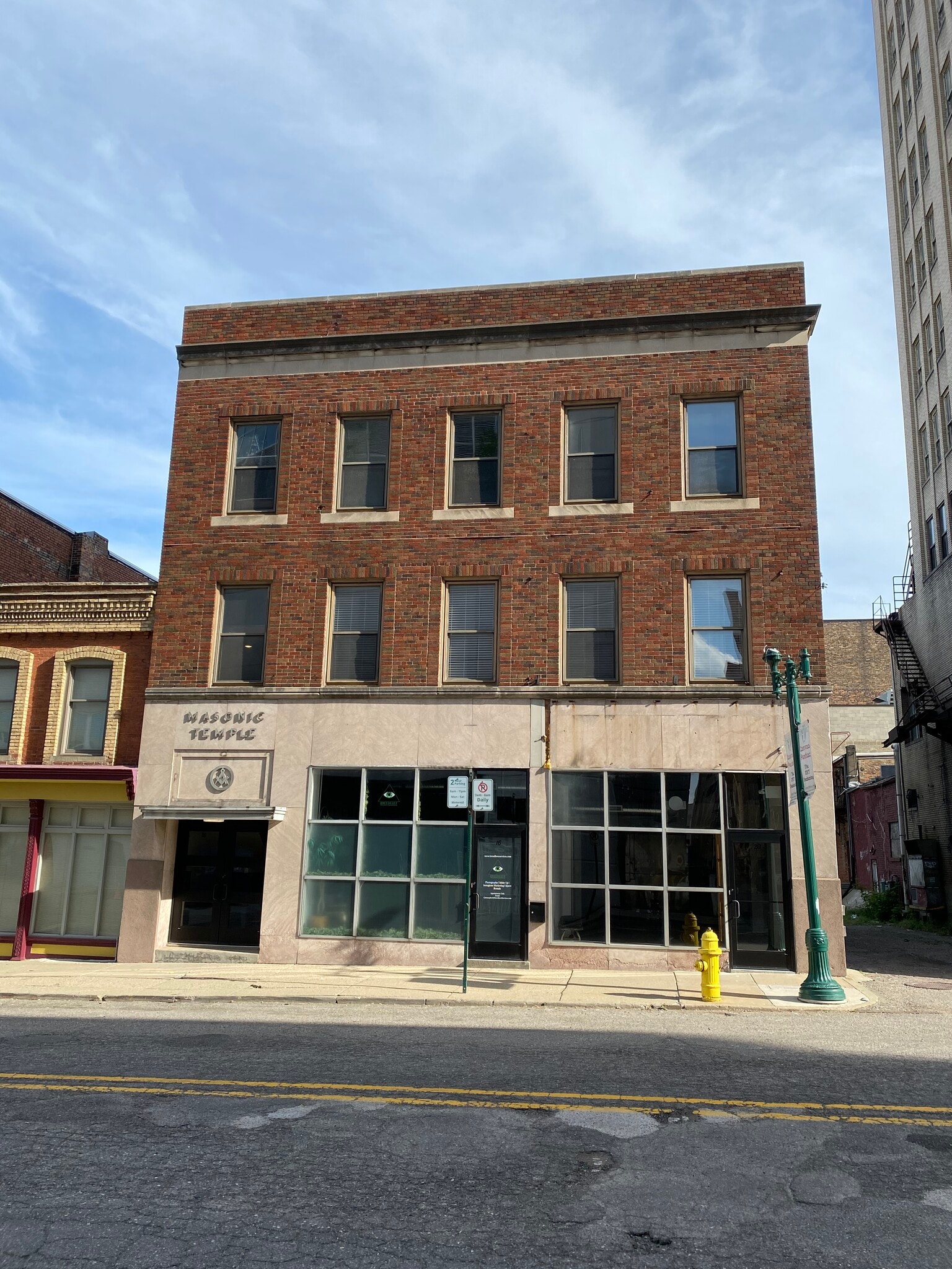 16 E Lawrence St, Pontiac, MI for Sale