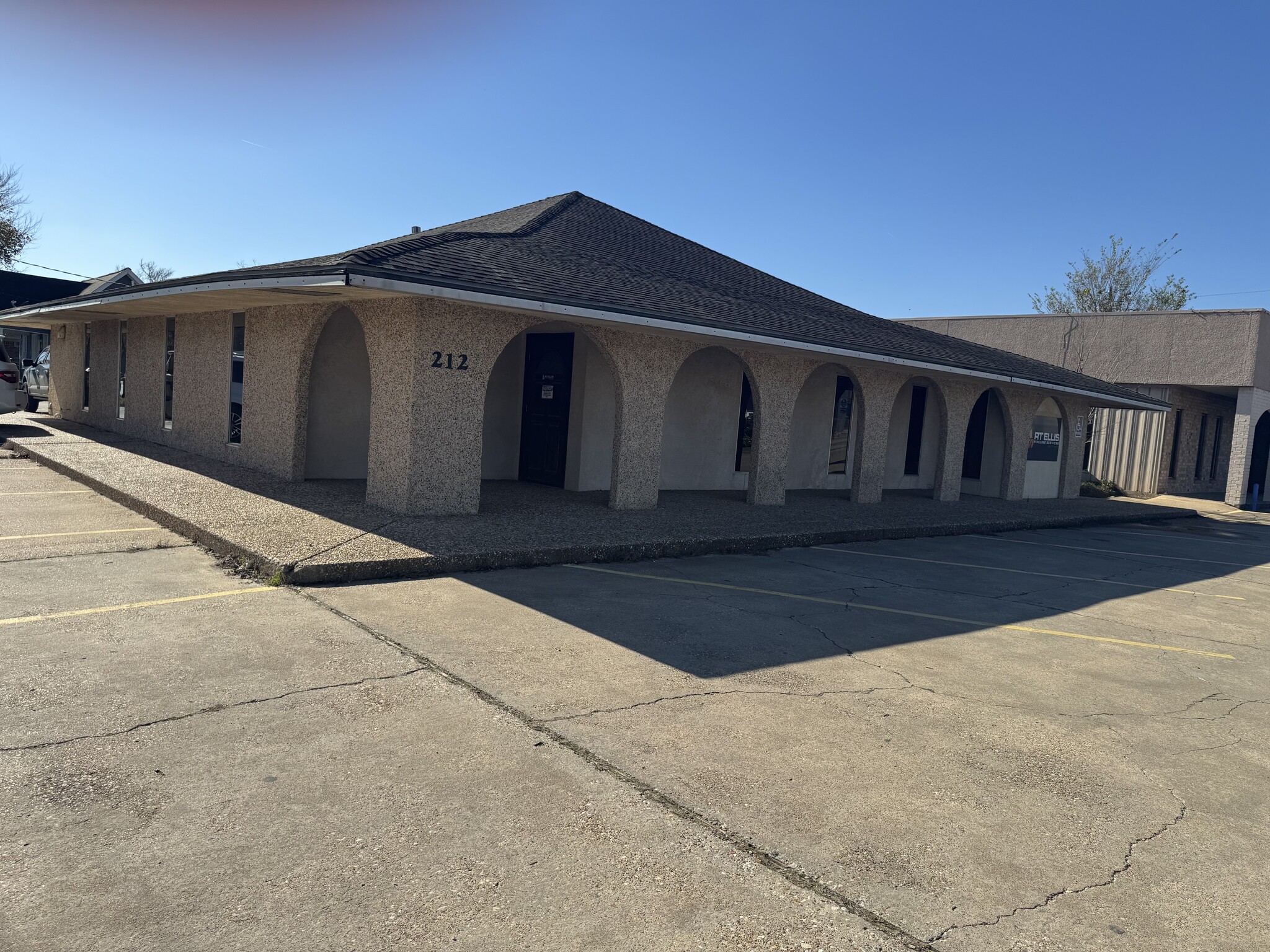 212 E Houston St, Cleveland, TX for Rent