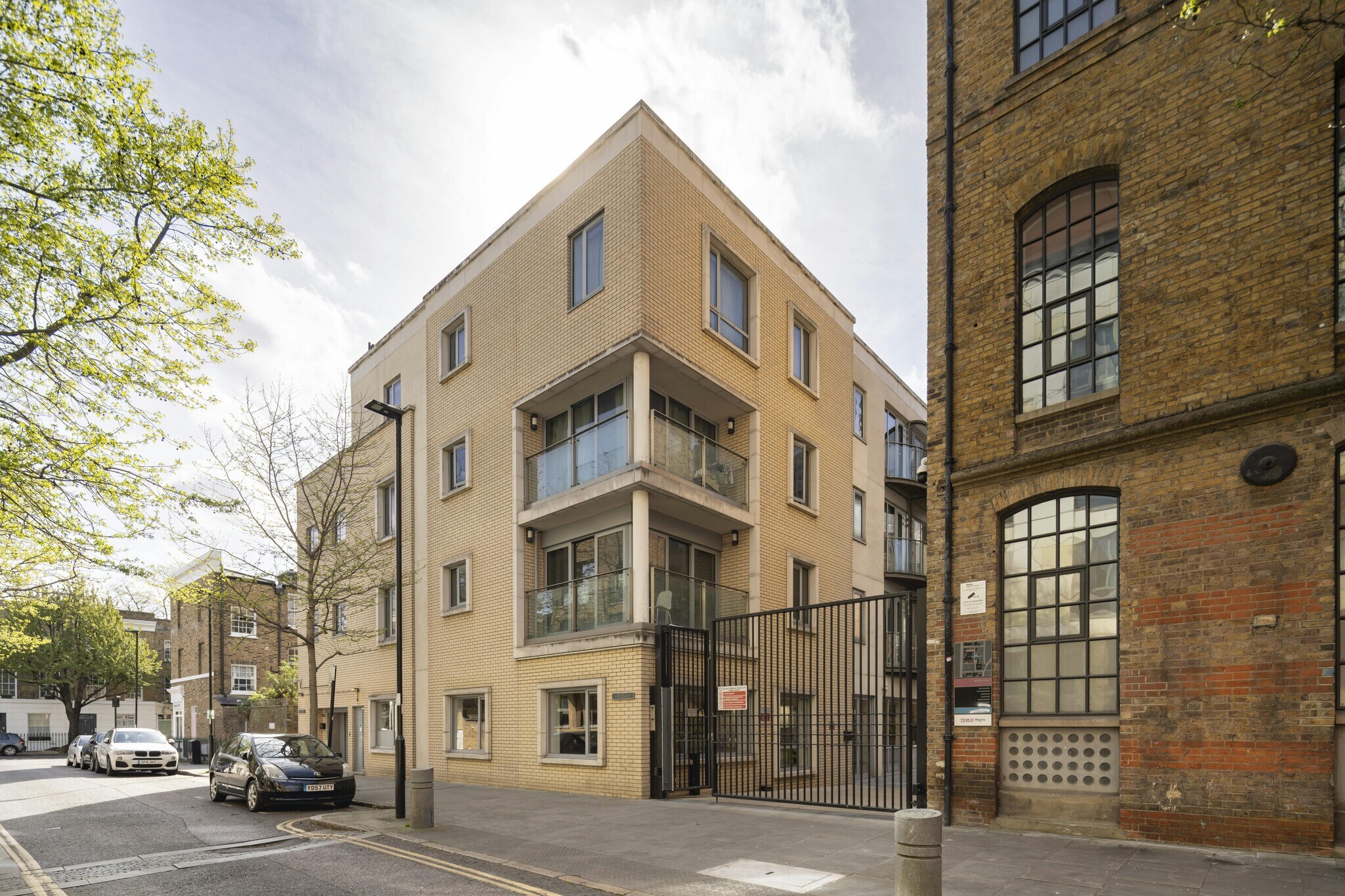 17 Railway St, London, LND for Rent