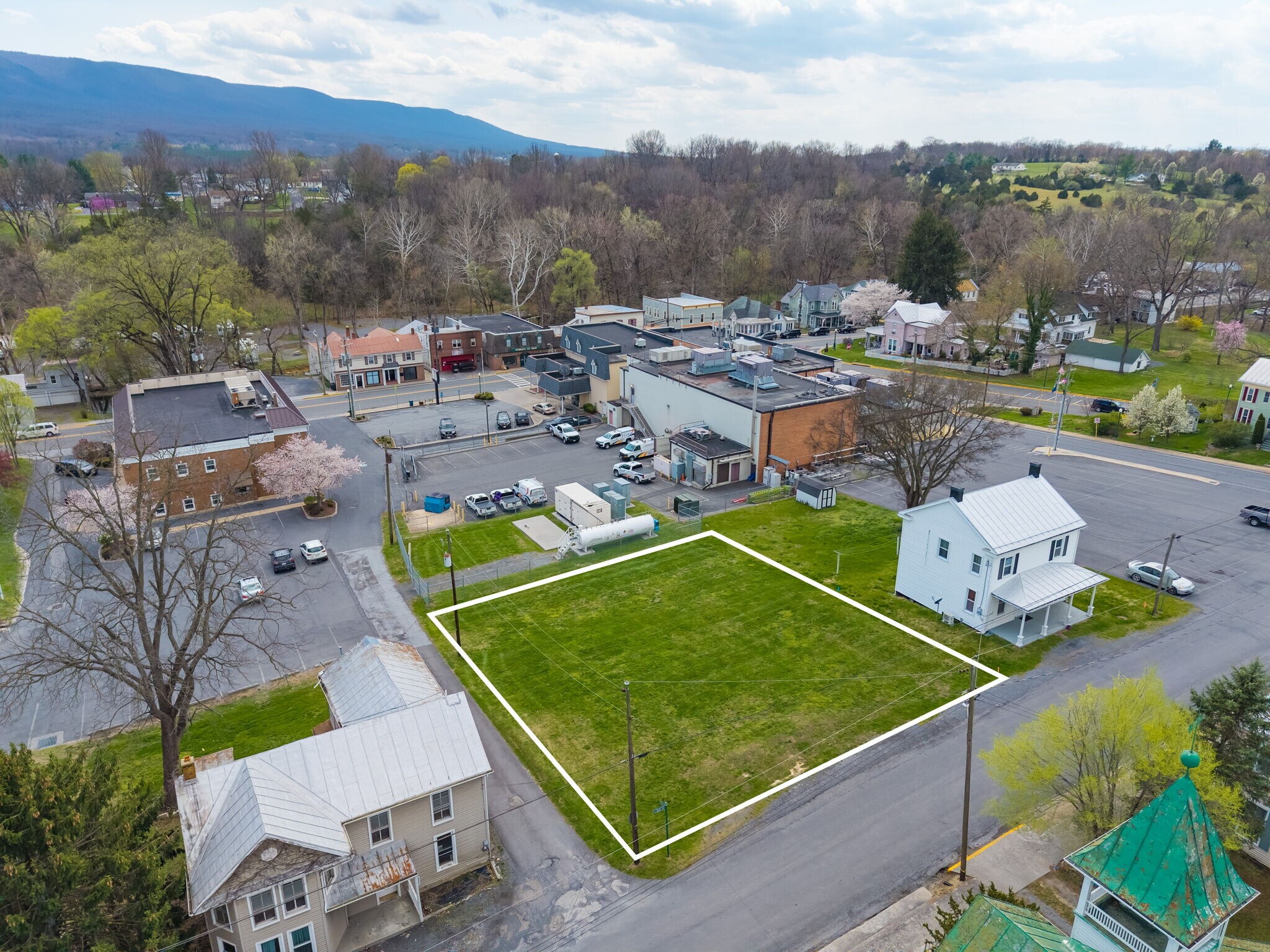 107 S High St, Edinburg, VA for Sale