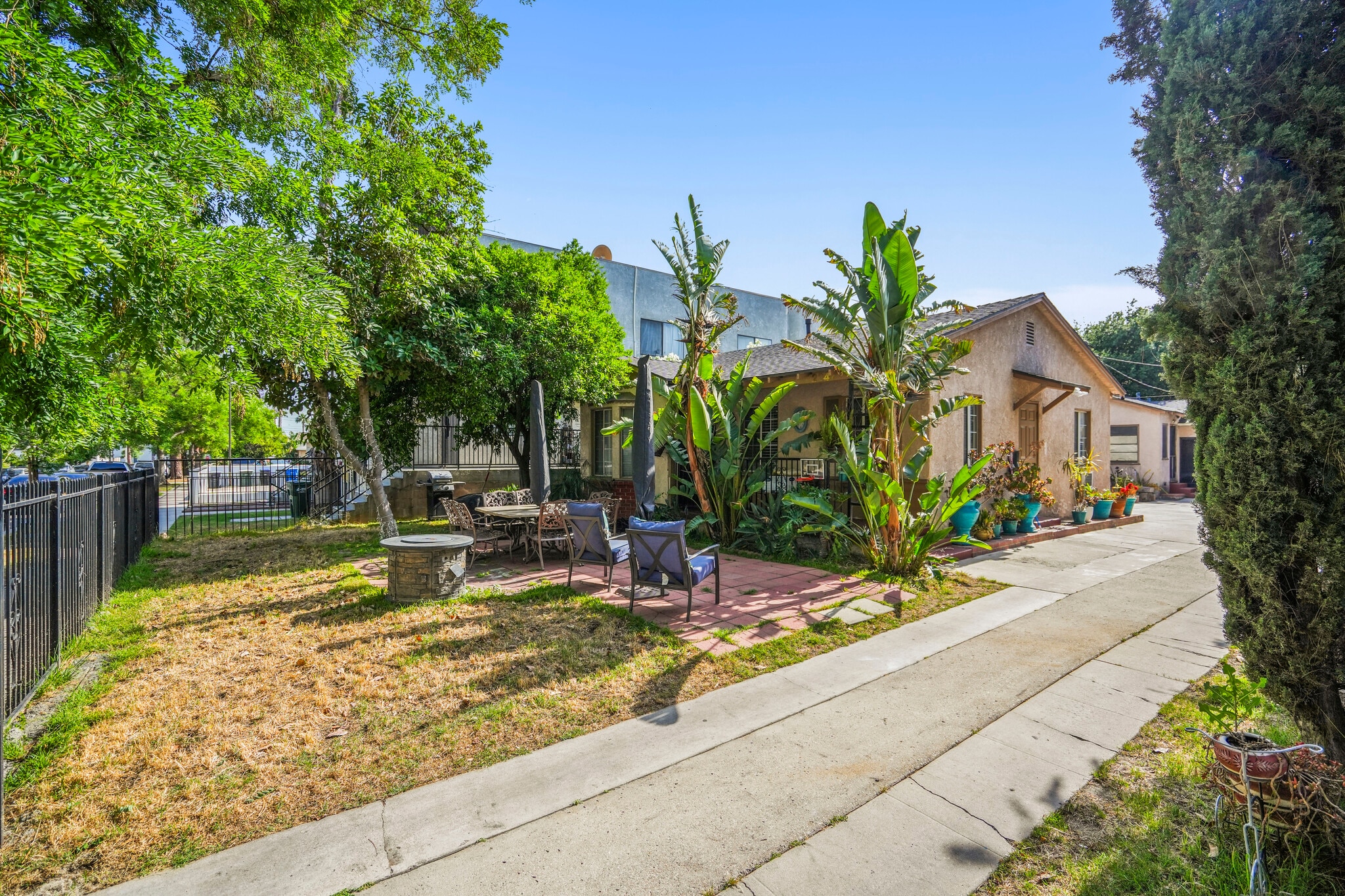 2247 N Niagara St, Burbank, CA for Sale