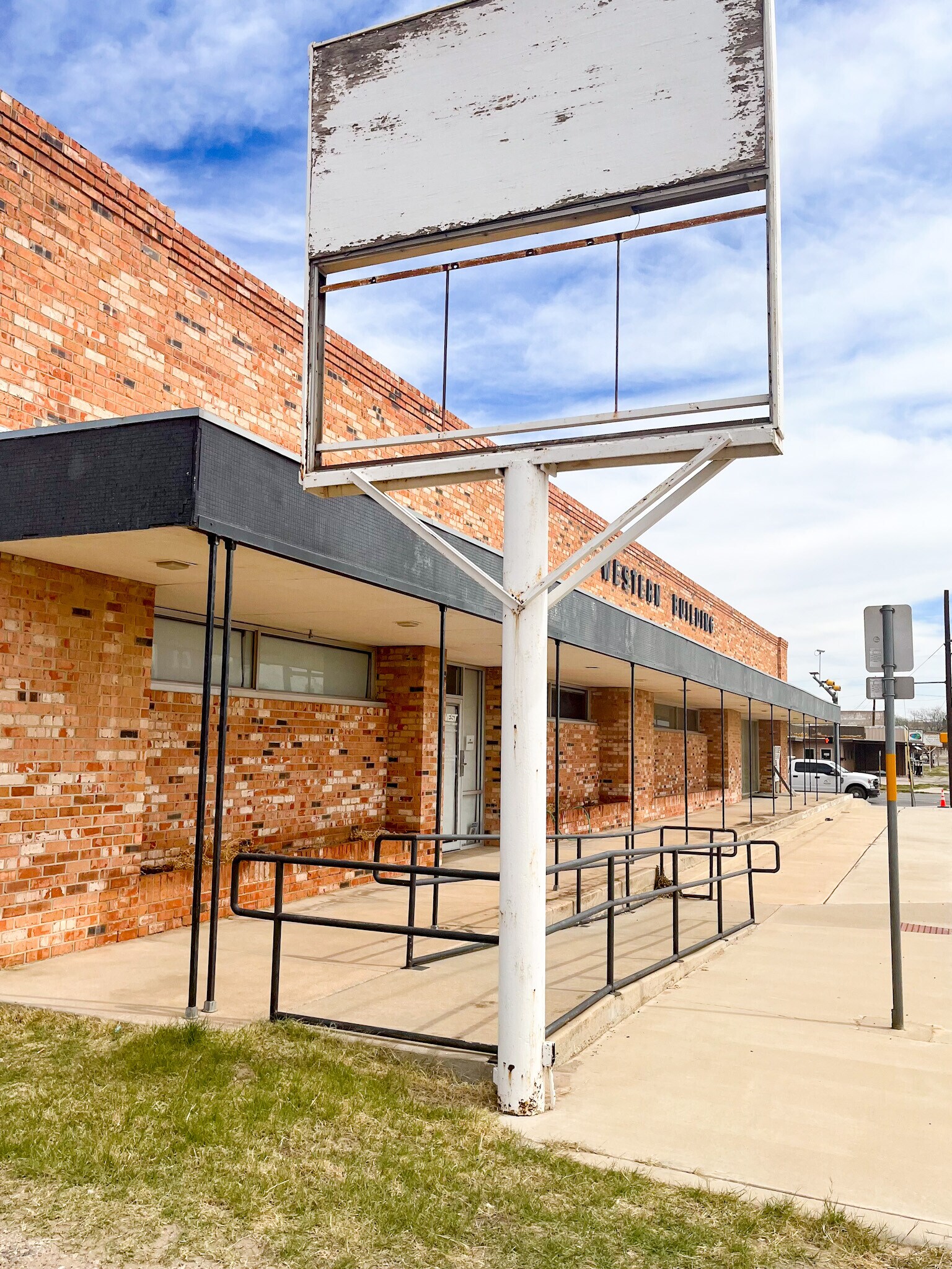 711 E 3rd St, Big Spring, TX for Rent