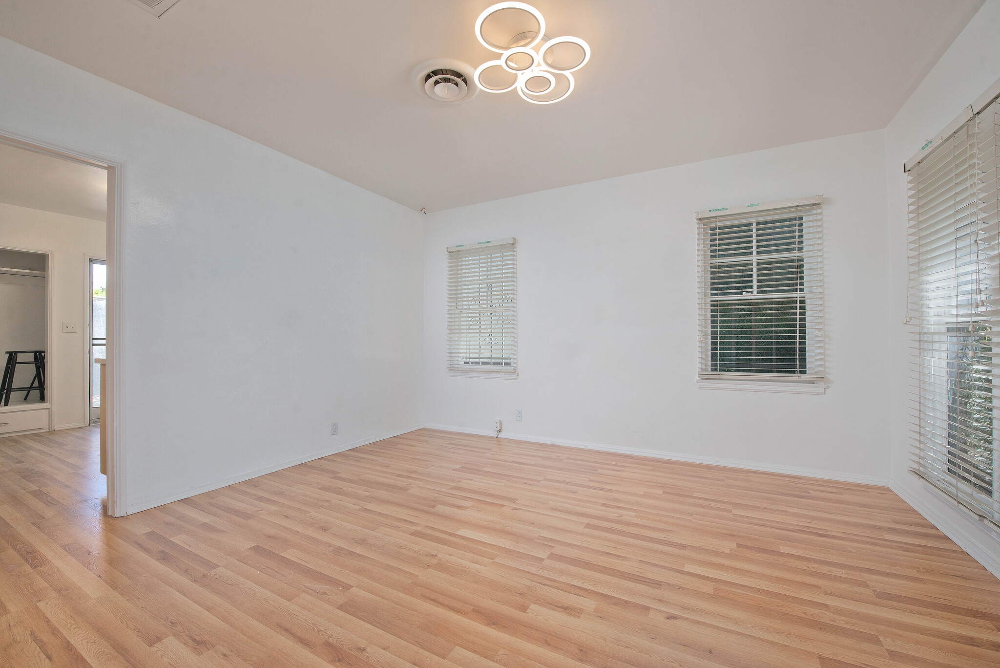 23013 Ventura Blvd, Woodland Hills, CA for Sale