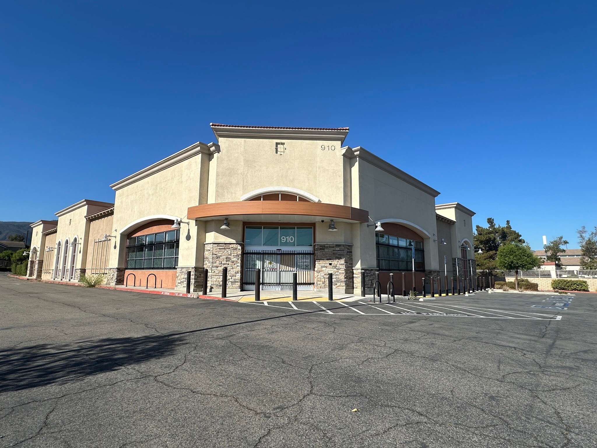 910 W Ontario Ave, Corona, CA for Rent