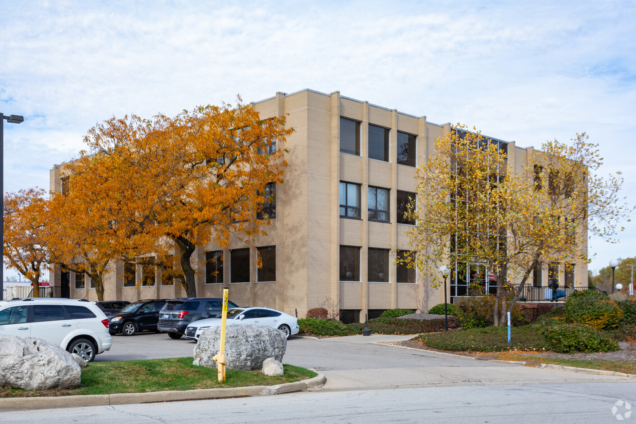 700 Nicholas Blvd, Elk Grove Village, IL for Rent