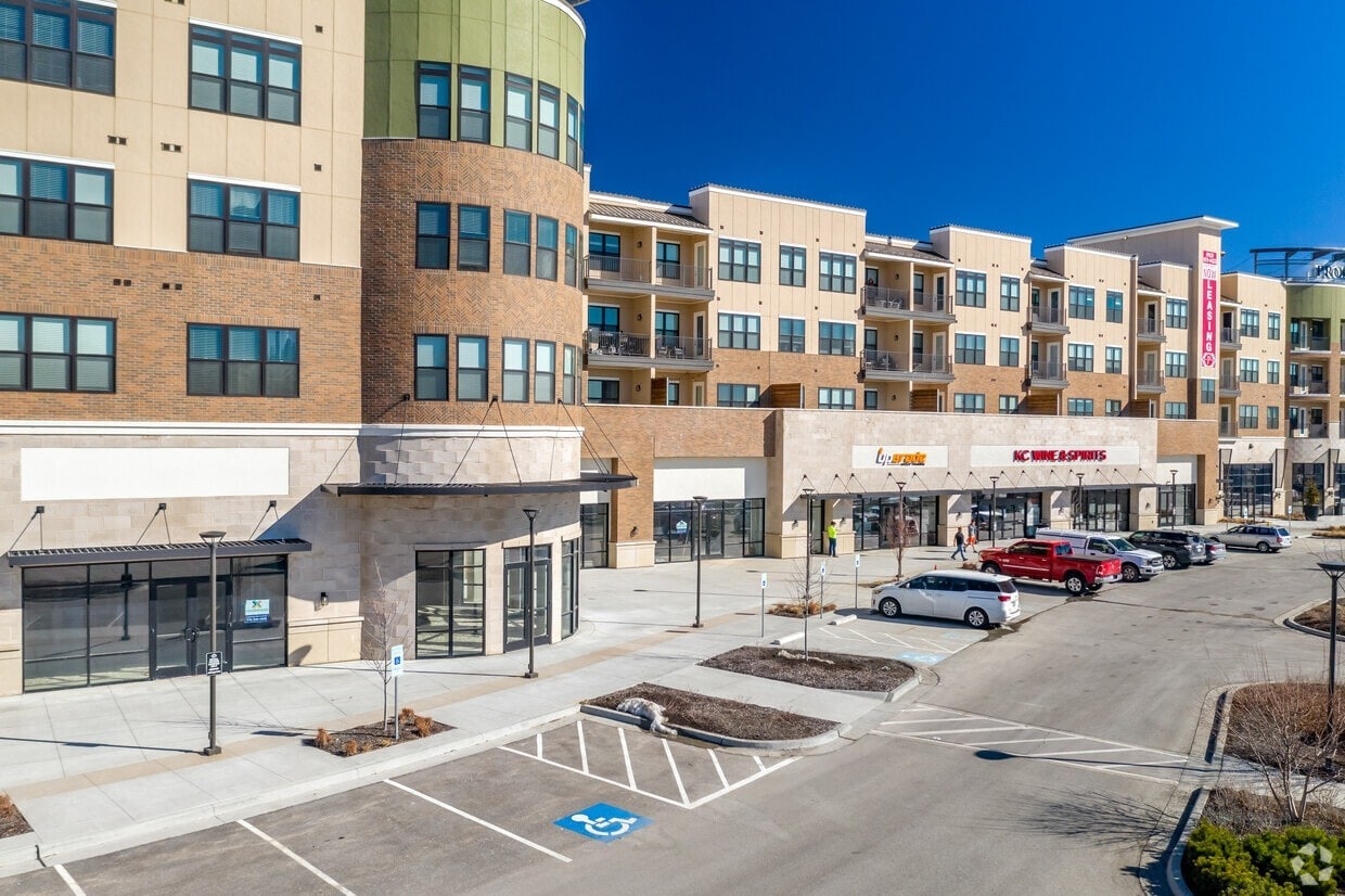 8905 Metcalf Ave, Overland Park, KS for Rent