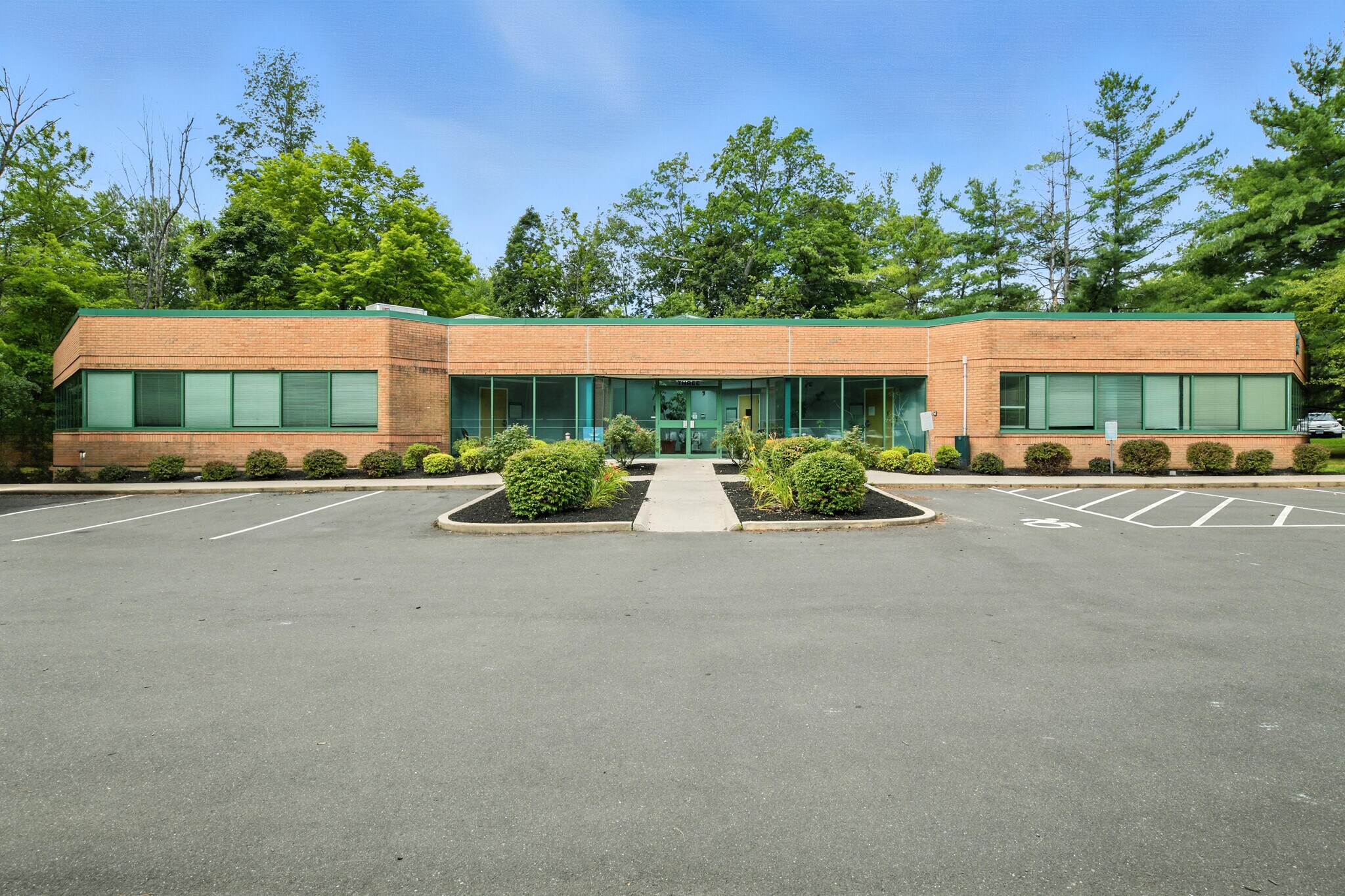 3 Northwestern Dr, Bloomfield, CT for Rent