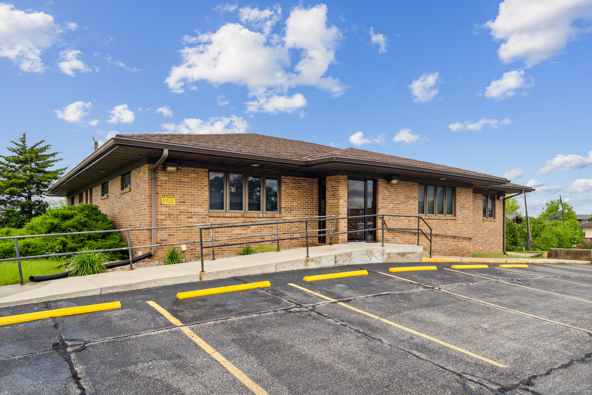 305 E San Marnan Dr, Waterloo, IA for Sale